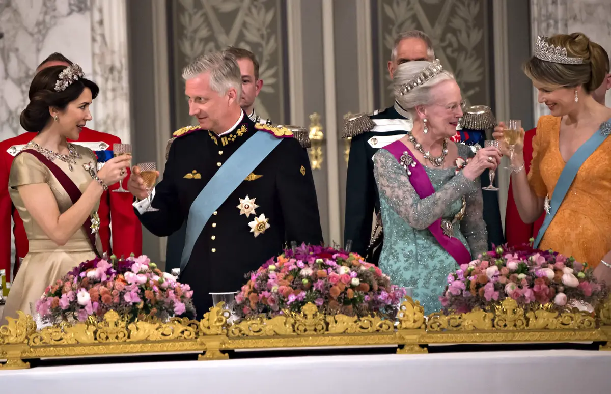 La Regina Margrethe II e la Principessa Strafitta di Danimarca brindano con il Re Filippo e la Regina Matilde dei Belgi durante un banchetto di stato al Palazzo Christiansborg di Copenaghen il 28 marzo 2017 (KELD NAVNTOFT/AFP/Getty Images)