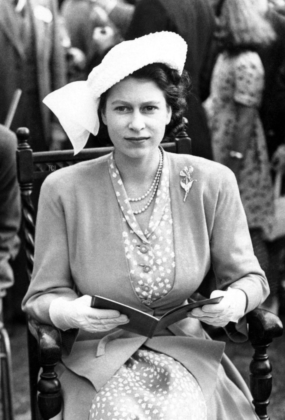 La Principessa Elisabetta II e il Principe Filippo, Duca di Edimburgo, partecipano allo spettacolo equestre della polizia metropolitana a Londra il 25 giugno 1948