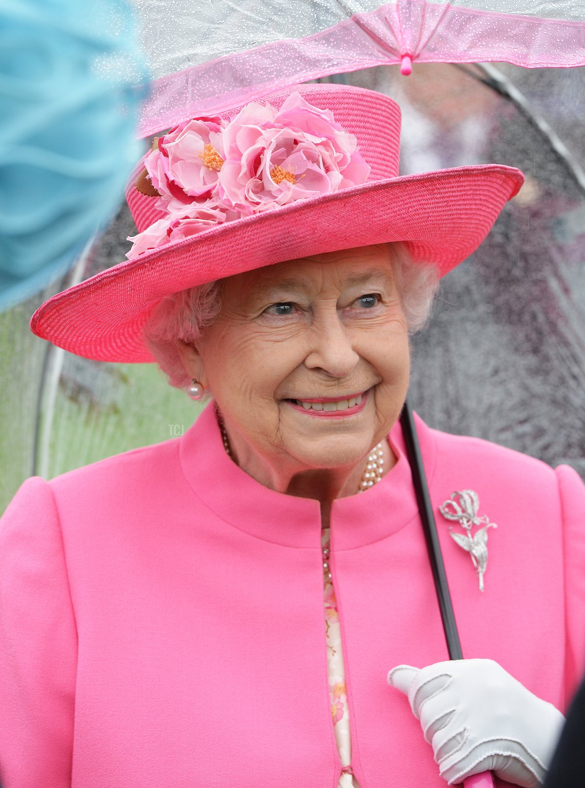 La Regina Elisabetta II si ripara dalla pioggia sotto un ombrello durante il primo Giardino Reale dell'anno nei giardini di Buckingham Palace il 10 maggio 2016 a Londra, Inghilterra