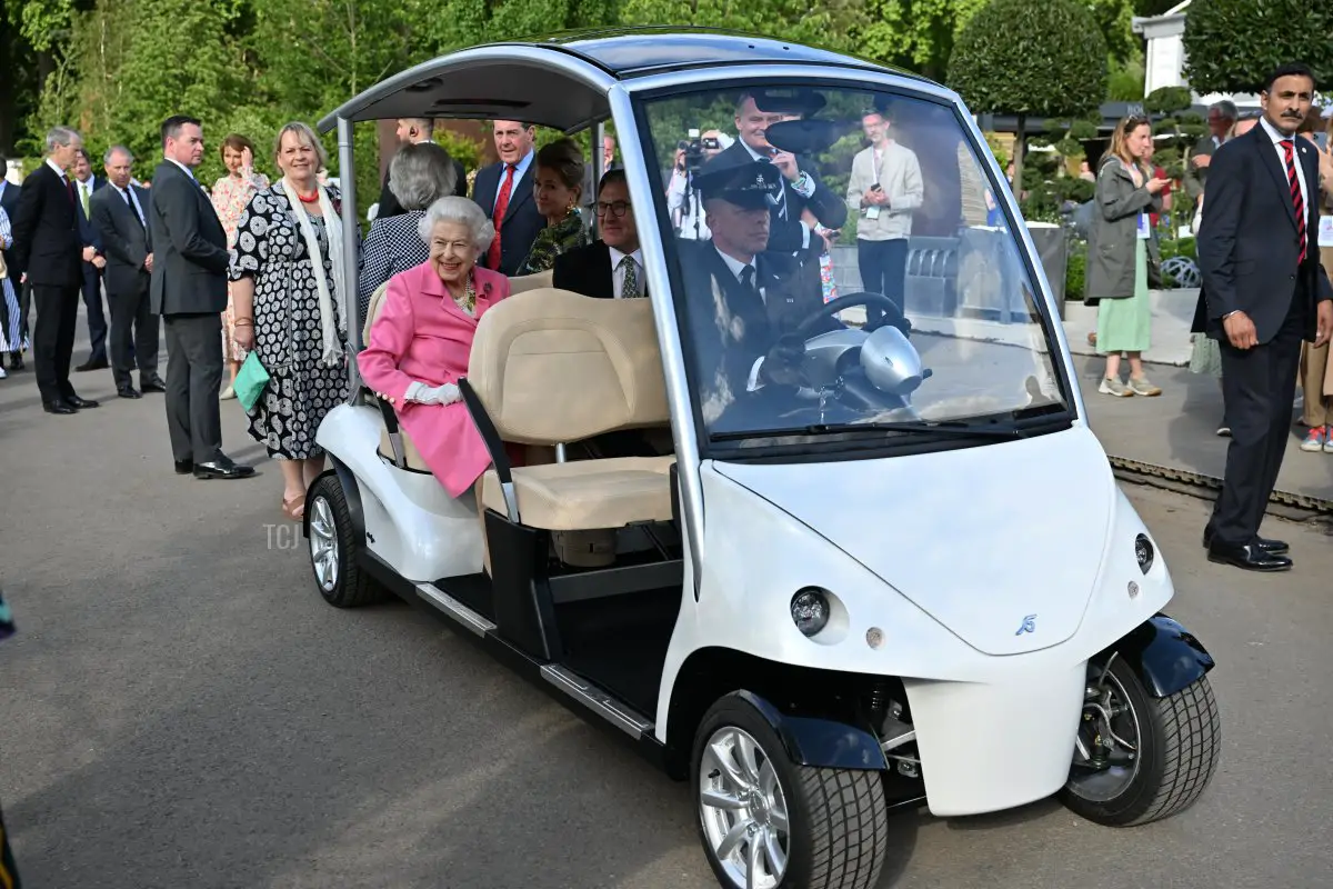 La Regina Elisabetta II riceve una visita da Keith Weed, Presidente della Royal Horticultural Society durante il Chelsea Flower Show 2022