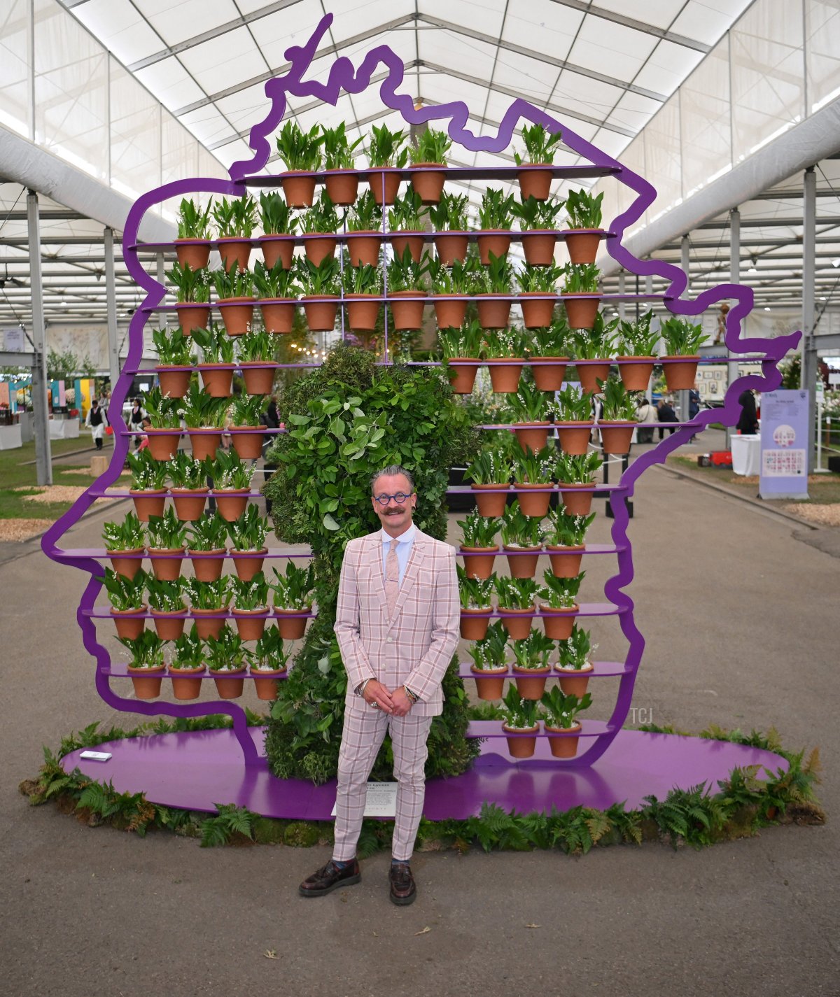 Il fiorista Simon Lycett presenta un'esposizione creata in onore della Regina Elisabetta II durante il Chelsea Flower Show 2022