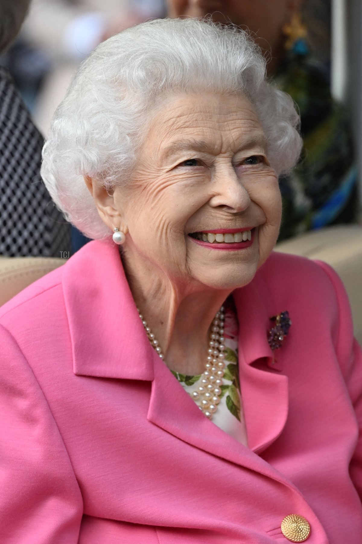 La Regina Elisabetta II sorridente durante la visita al Chelsea Flower Show 2022