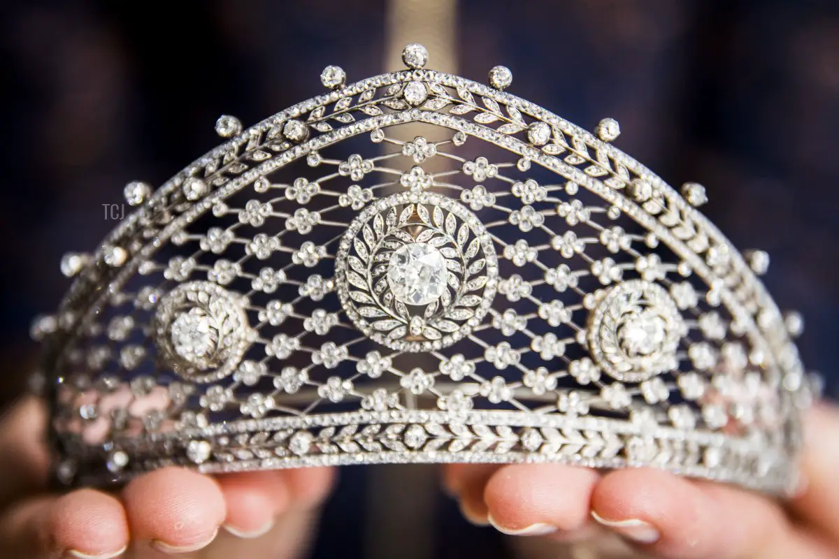 Una tiara di diamanti Fabergé, circa 1903, creata per il matrimonio di Cecilie von Mecklenburg-Schwerin, l'ultima Principessa di Prussia (stima $ 200,000 - 300,000)