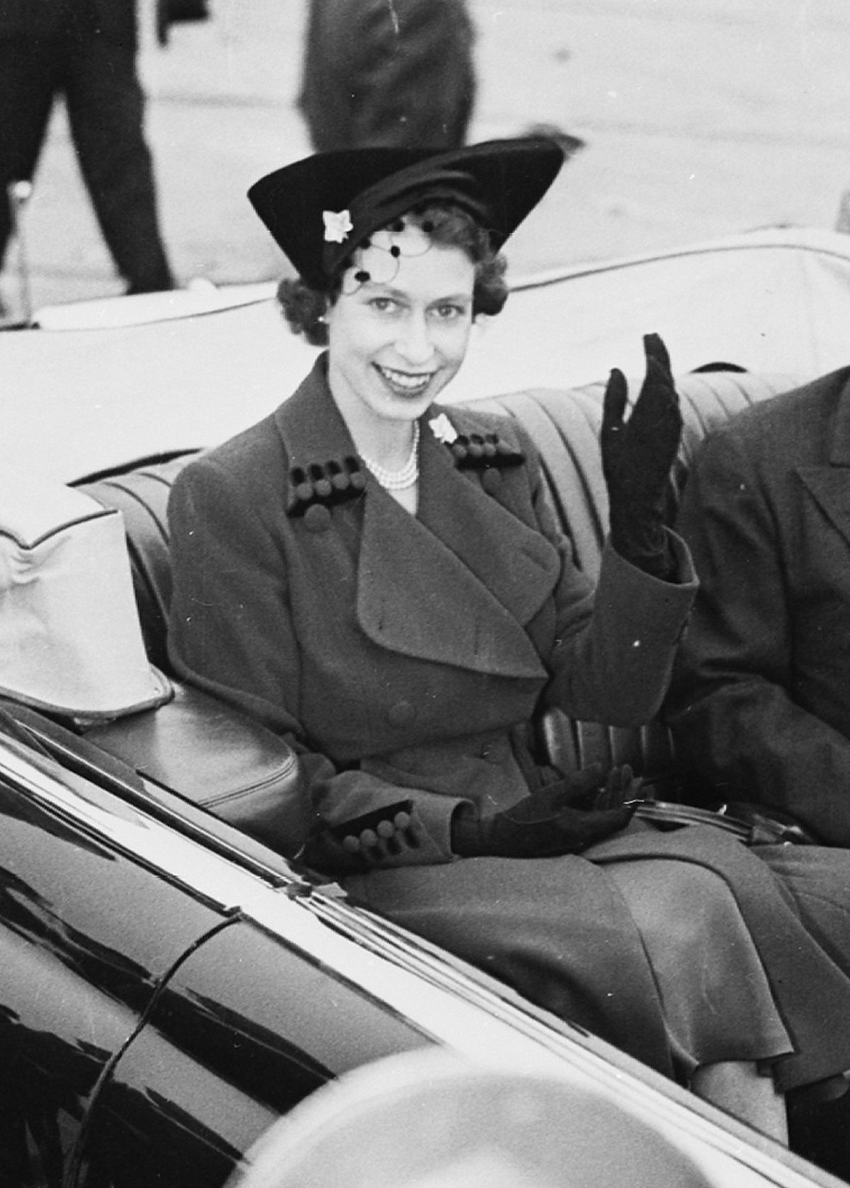 Fotografia della Principessa Elizabeth di Gran Bretagna e del Presidente Truman in una limousine all'aeroporto nazionale di Washington, 1951