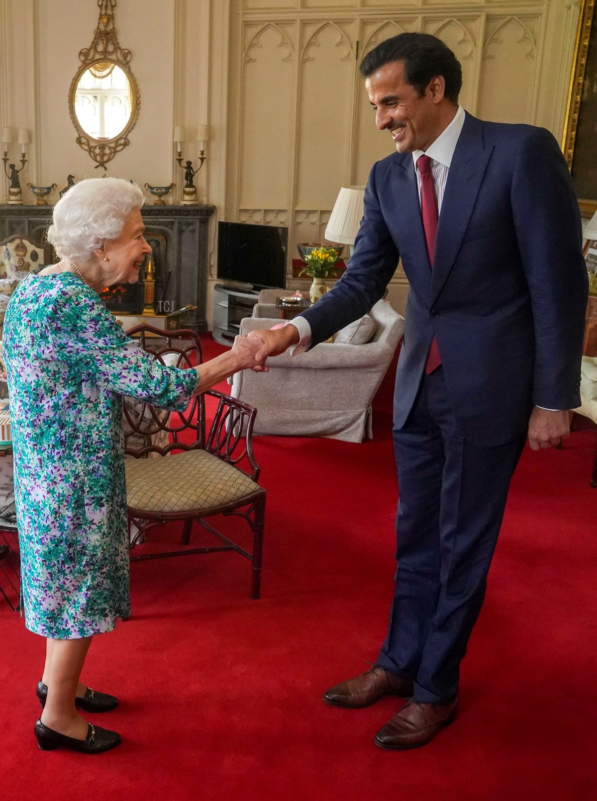 La regina d'Inghilterra Elisabetta II stringe la mano all'emiro del Qatar Sheikh Tamim bin Hamad al-Thani durante un incontro al Castello di Windsor, a ovest di Londra, il 24 maggio 2022