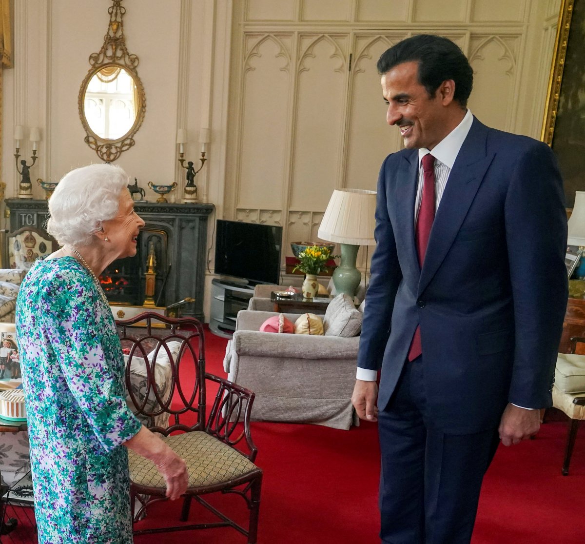 La regina d'Inghilterra Elisabetta II saluta l'emiro del Qatar Sheikh Tamim bin Hamad al-Thani durante un incontro al Castello di Windsor, a ovest di Londra, il 24 maggio 2022