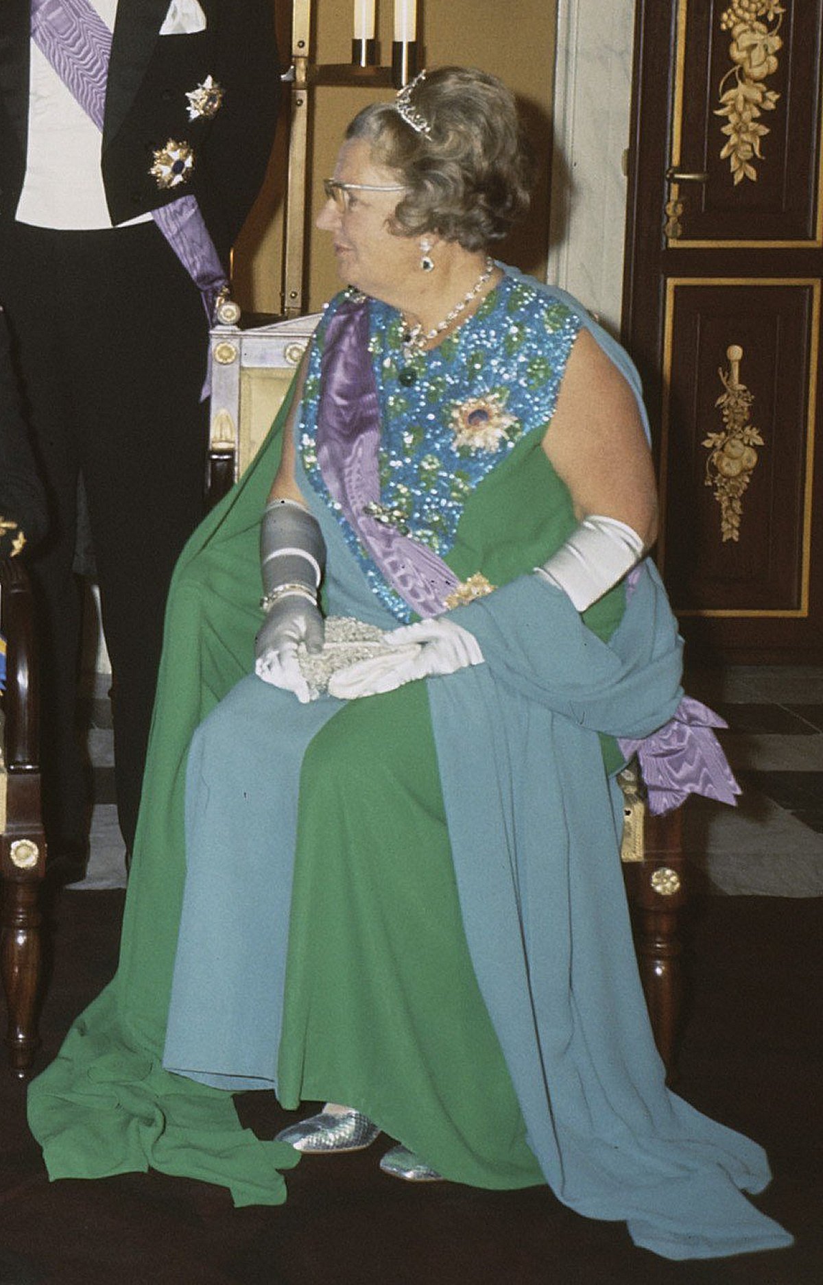 La Regina Giuliana posa prima di un banchetto di stato durante la visita di Stato jugoslava, ottobre 1970