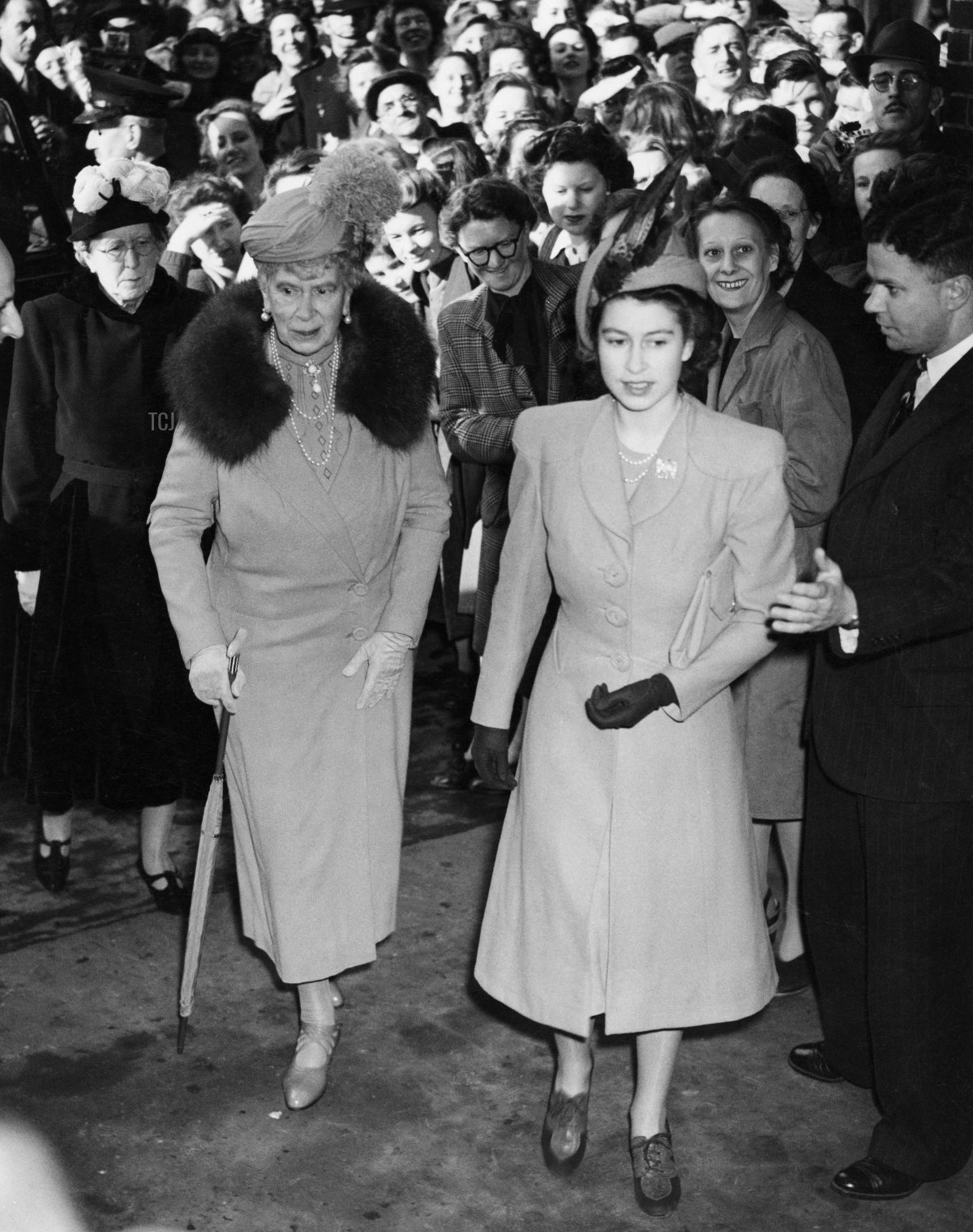 La Principessa Elisabetta d'Inghilterra e la Regina consorte del Regno Unito, Maria d'Inghilterra, visitano una fabbrica di taglio diamanti il 10 Marzo 1948 a Clerkenwell, Londra