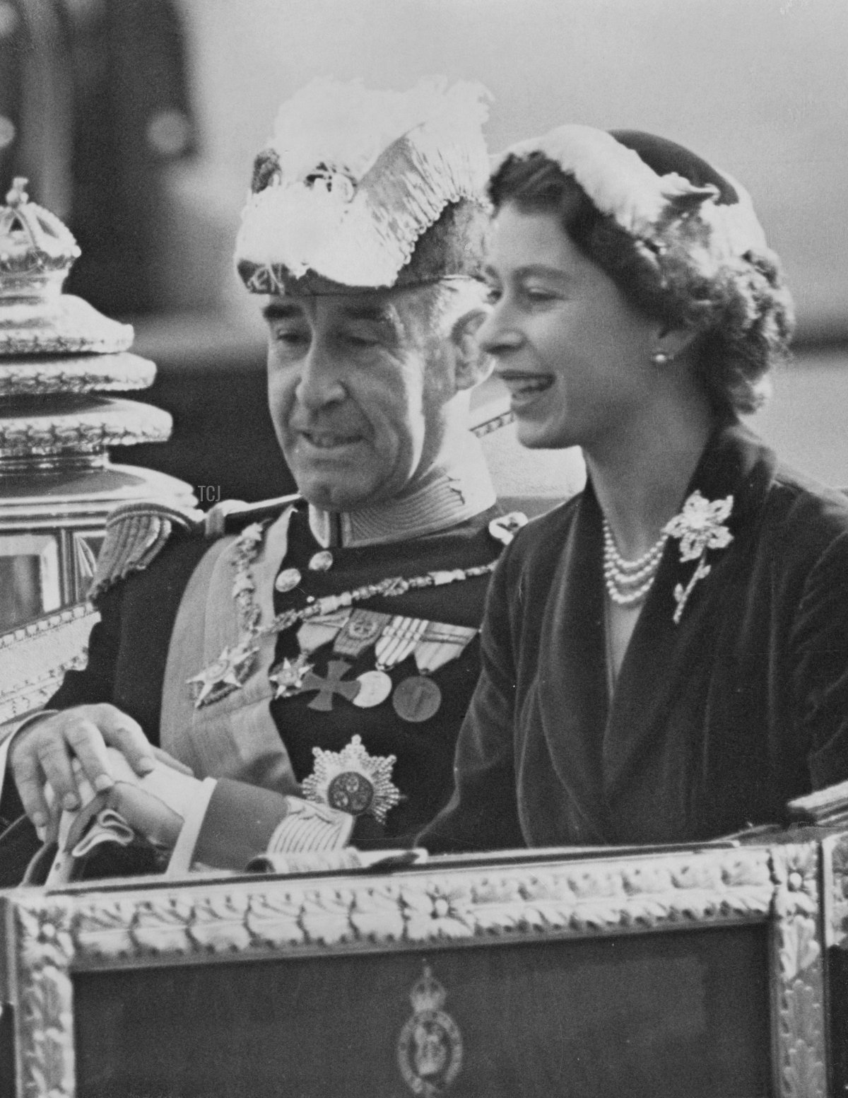 Il Generale Francisco Craveiro Lopes (1894 - 1964), Presidente del Portogallo, lascia Westminster Pier per Buckingham Palace in carrozza, con la Regina Elisabetta II, il 25 Ottobre 1955