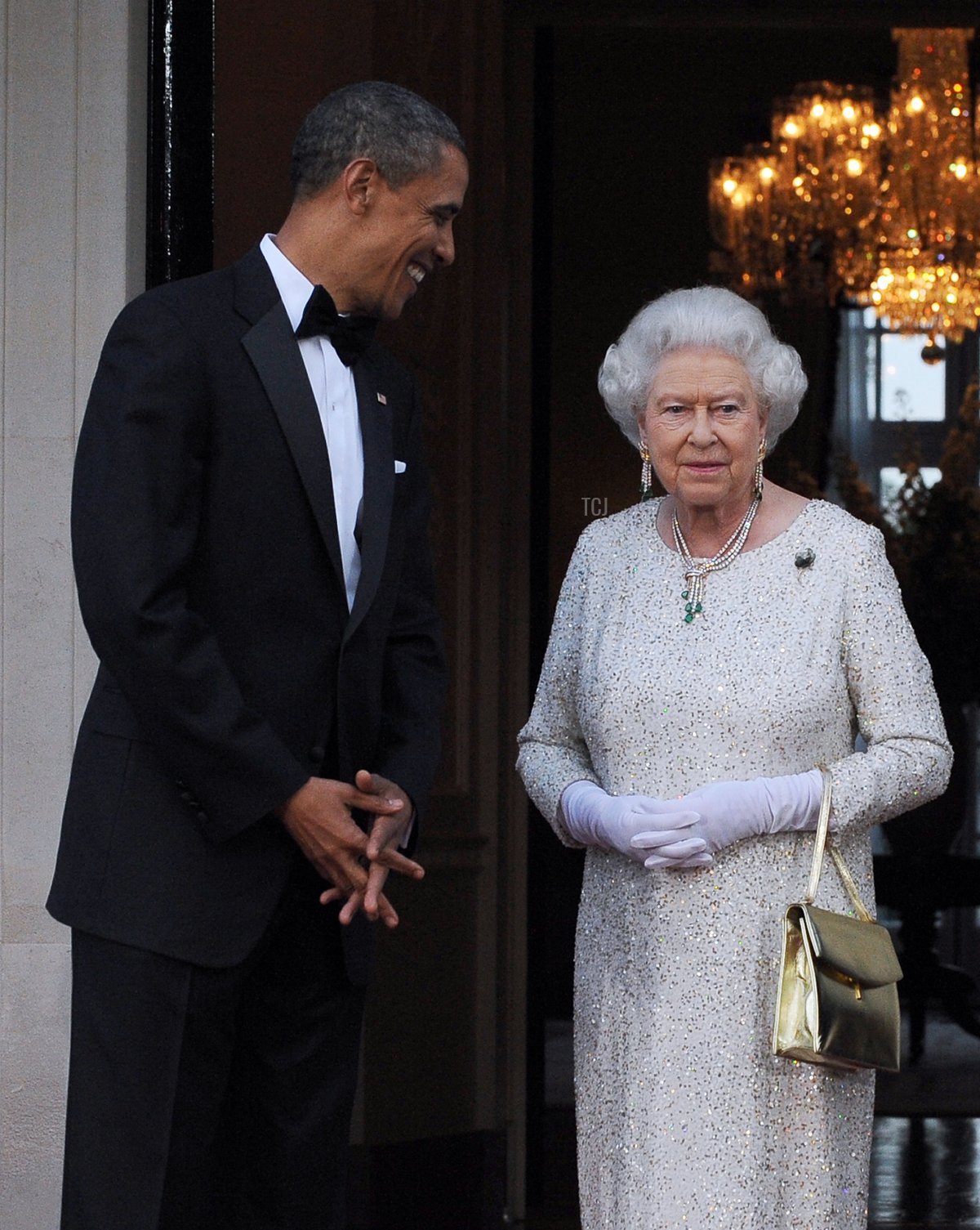 Il presidente degli Stati Uniti Barack Obama (sinistra) saluta la regina britannica Elisabetta II per una cena di reciprocità al Winfield House a Londra, il 25 maggio 2011