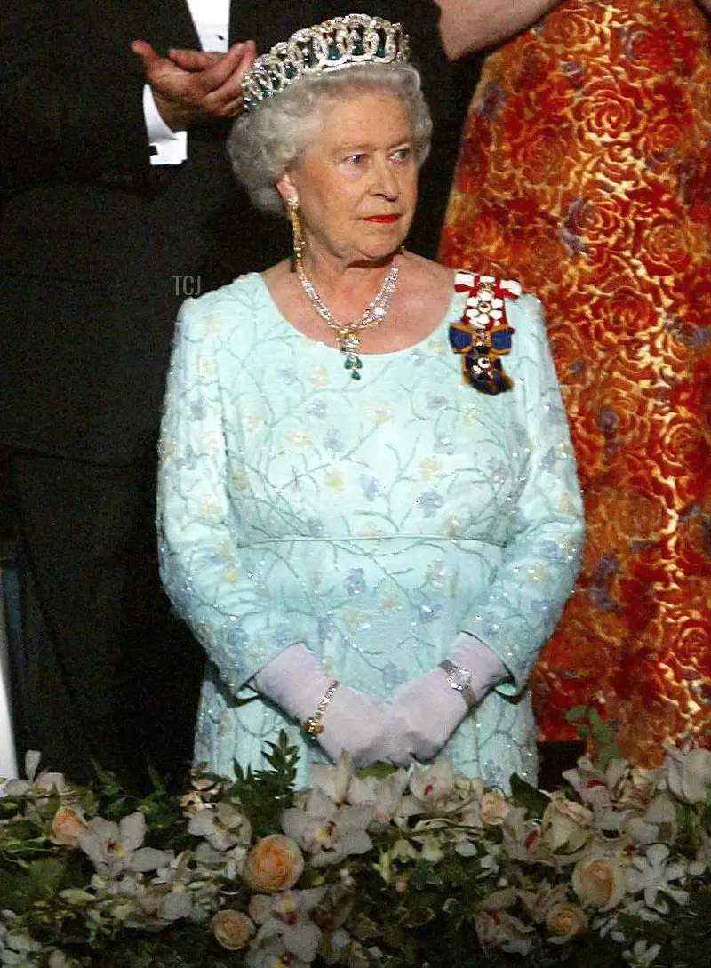 La regina britannica Elisabetta II si trova nella Royal Box prima di un gala a Toronto il 10 ottobre 2002