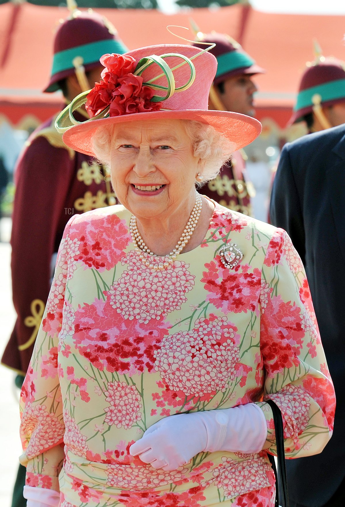 La Regina Elisabetta II si dirige verso il suo aereo con il Sultano dell'Oman, Sua Maestà il Sultano Qaboos bin Said, prima che lei e il Principe Filippo, Duca di Edimburgo partano dall'Aeroporto di Muscat per tornare a casa, dopo una visita di Stato di cinque giorni nella regione del Golfo il 28 novembre 2010 a Muscat, Oman