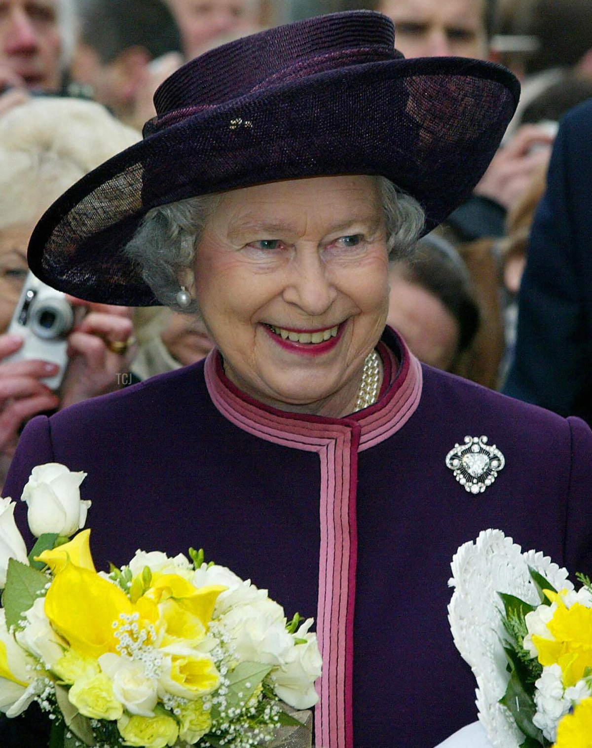 La Regina Elisabetta II porta fiori dopo il Servizio Reale di Maundy svoltosi presso la Cattedrale Anglicana di Liverpool, 08 aprile 2004