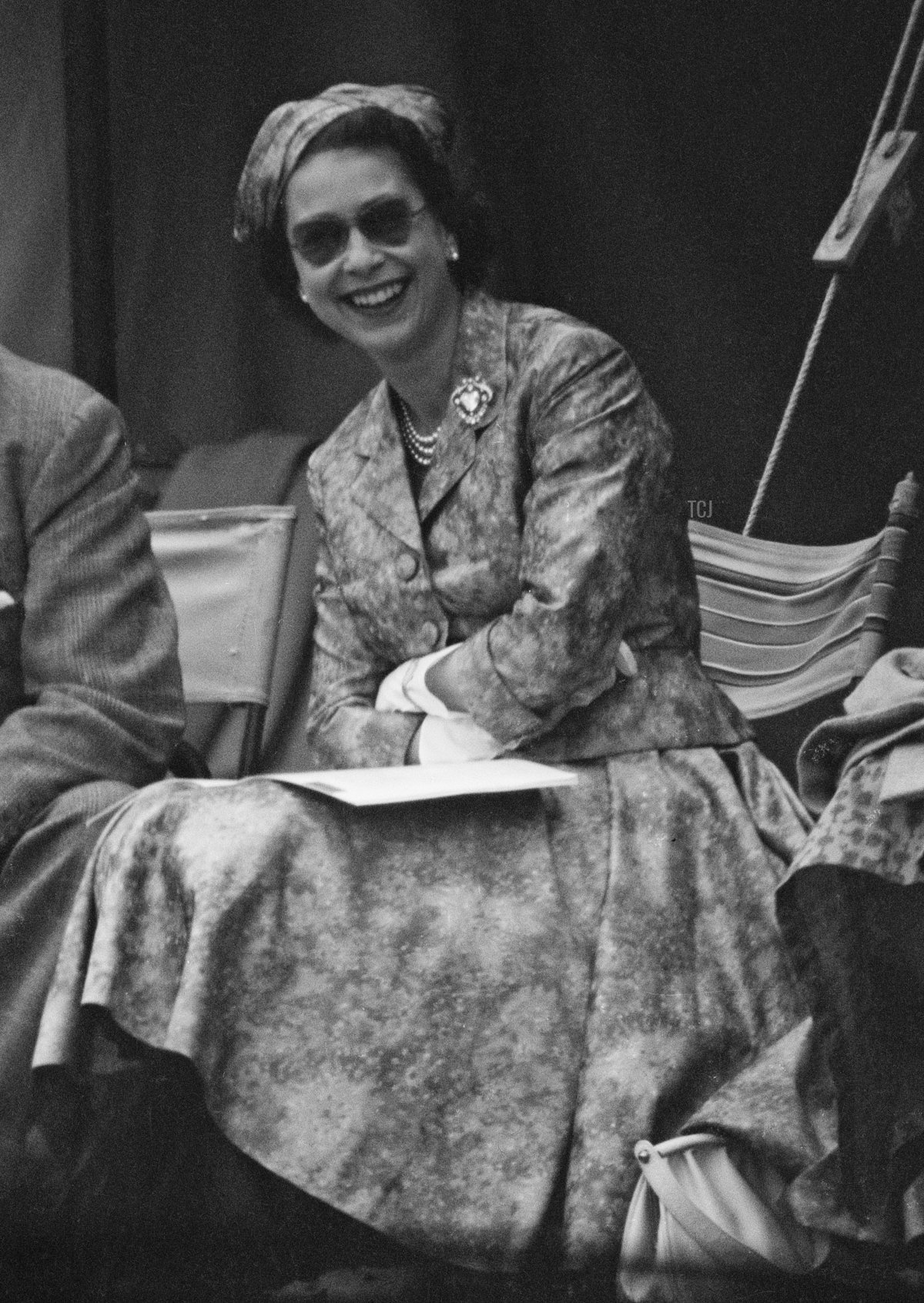 La Regina Elisabetta II mentre osserva il Principe Filippo, Duca di Edimburgo durante una partita di cricket a Highclere Castle, Highclere, Hampshire, 3 agosto 1958