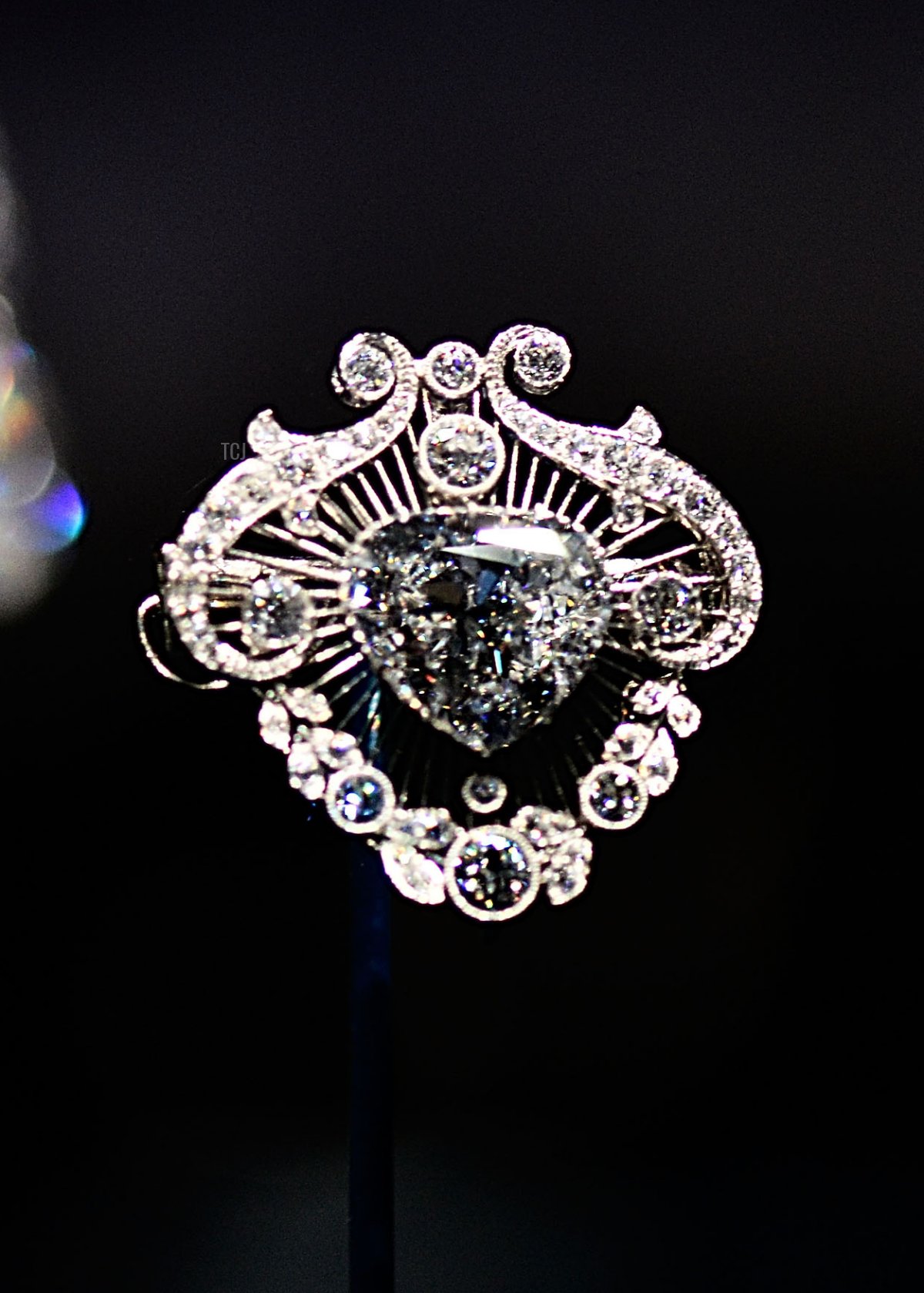 Il broche Cullinan V in mostra nell'esposizione Diamonds: A Jubilee Celebration, parte dell'apertura estiva di Buckingham Palace il 28 giugno 2012 a Londra, Inghilterra