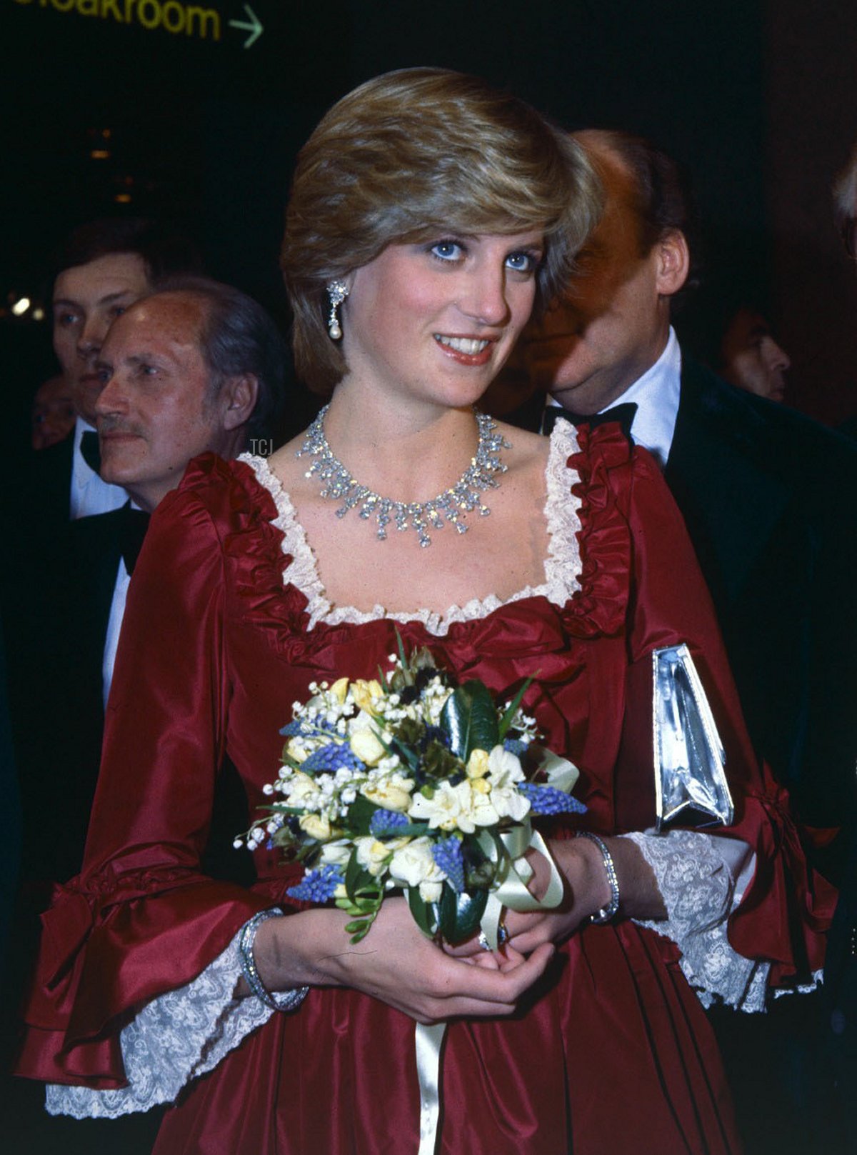 La Principessa Diana indossa la Collana King Khalid (e gli Orecchini Qatari Pearl Drop) al Barbican Arts Centre di Londra, marzo 1982