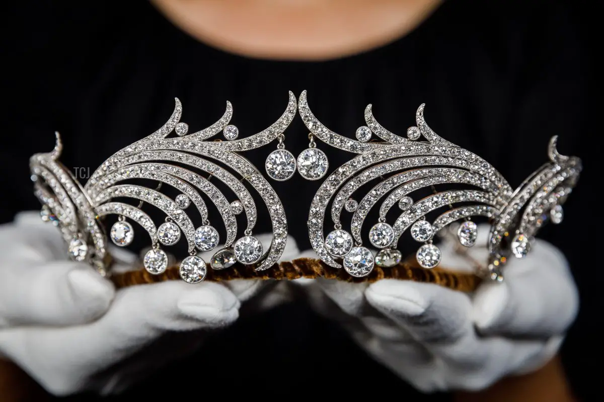 Un'importante tiara a forma d'onda in diamanti, Cartier, 1904, è in mostra da Sotheby's il 27 maggio 2022 a Londra, Inghilterra