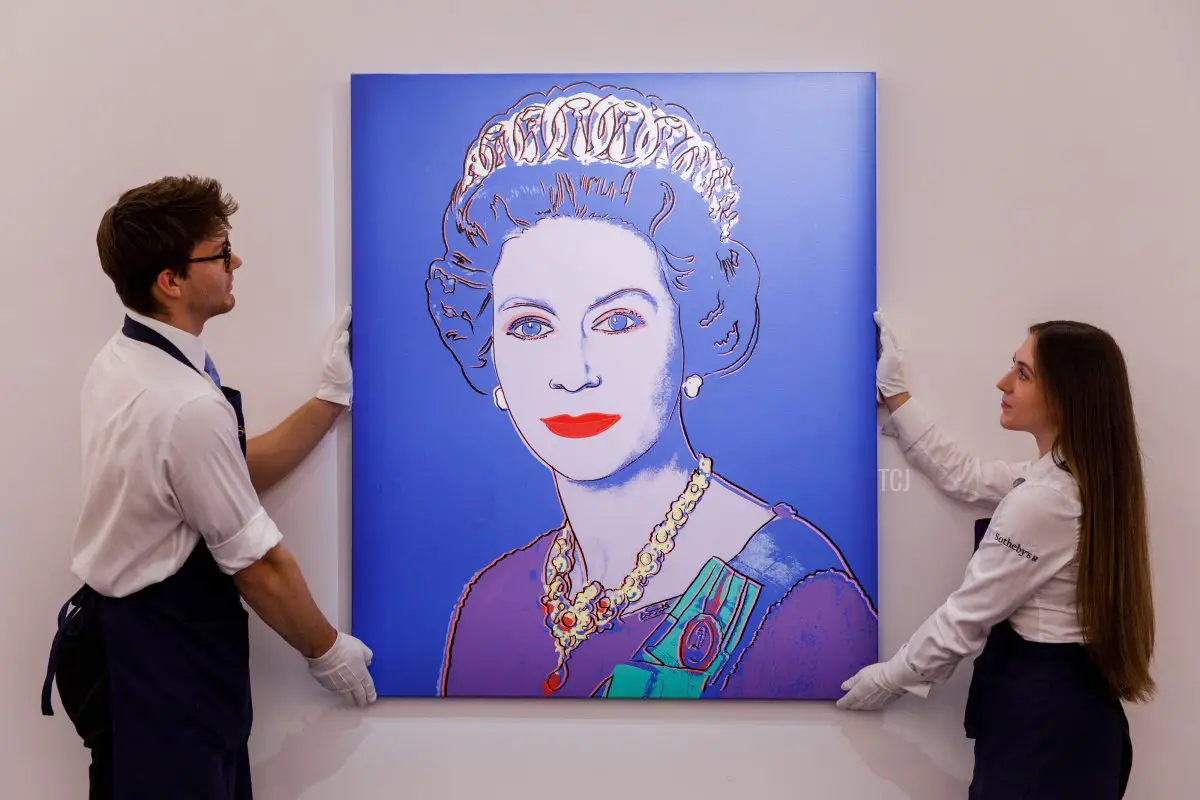 Regine in carica: Regina Elisabetta II del Regno Unito (1985) di Andy Warhol in mostra da Sotheby's il 27 maggio 2022 a Londra, Inghilterra