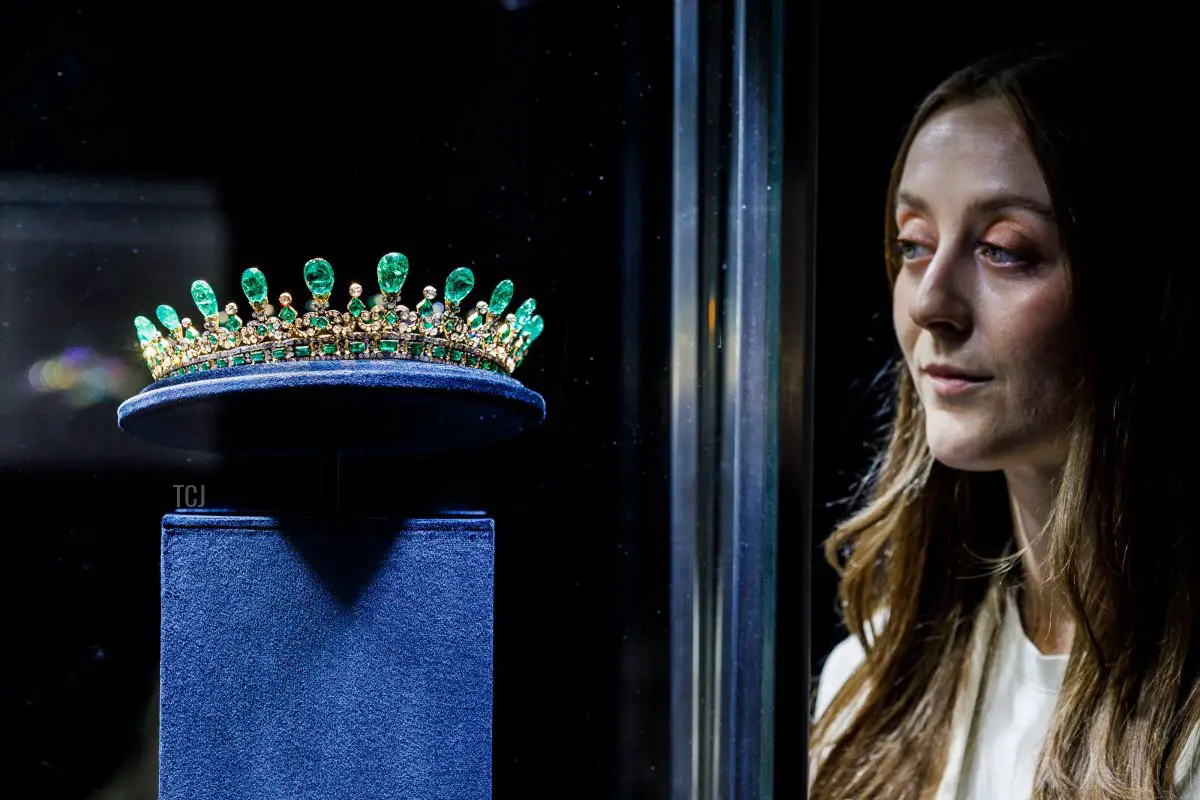 La tiara in smeraldi e diamanti di Regina Vittoria, progettata dal Principe Alberto e realizzata da Joseph Kitching nel 1845, è in mostra da Sotheby's il 27 maggio 2022 a Londra, Inghilterra