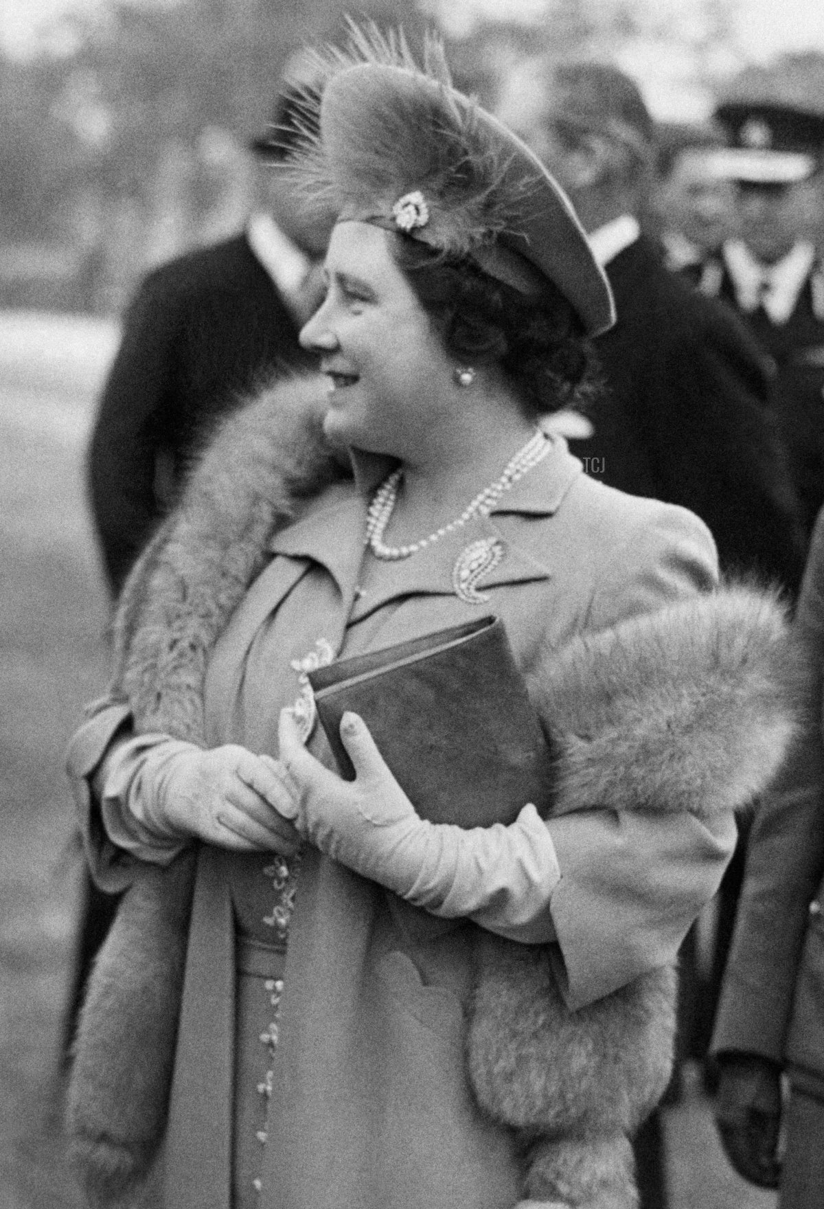 La Regina Madre Elizabeth Bowes-Lyon (C) e la Principessa Elizabeth di York in uniforme (R), futura Regina Elisabetta II, parlano con un vigile della difesa civile, il 10 giugno 1945 durante la parata di addio dei servizi di difesa civile della Gran Bretagna, a Londra