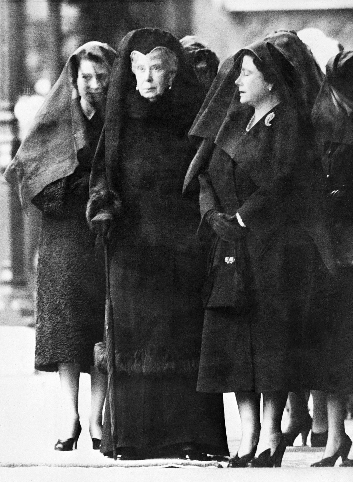 La regina Elisabetta II, la Regina Madre Maria e la Regina Madre Elisabetta assistono all'arrivo dei resti del re George VI a Westminster Hall a Londra l'11 febbraio 1952