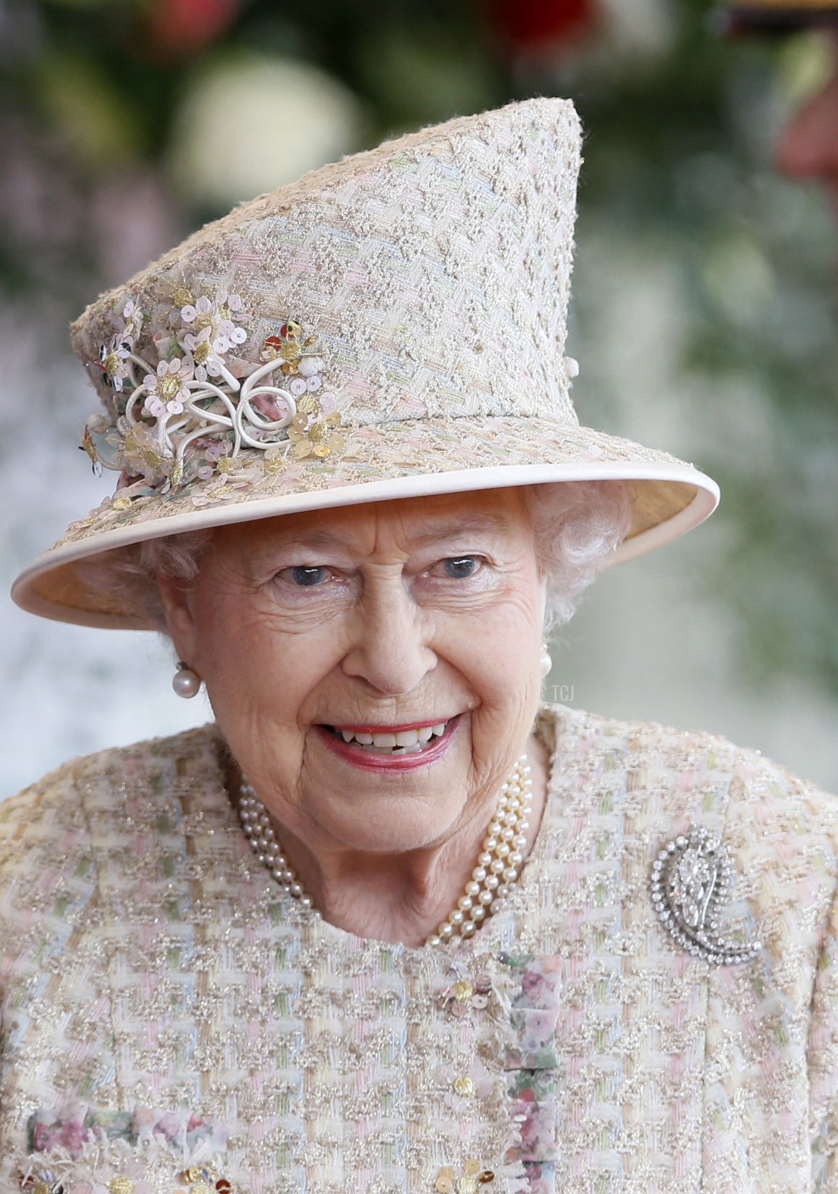 La regina Elisabetta II (C) e il Principe Filippo, Duca di Edimburgo (R) partecipano a un'accoglienza ufficiale per la visita di Stato del presidente degli Emirati Arabi Uniti Sheikh Khalifa bin Zayed al-Nahayan nei giardini del castello di Windsor, Berkshire, a ovest di Londra, il 30 aprile 2013