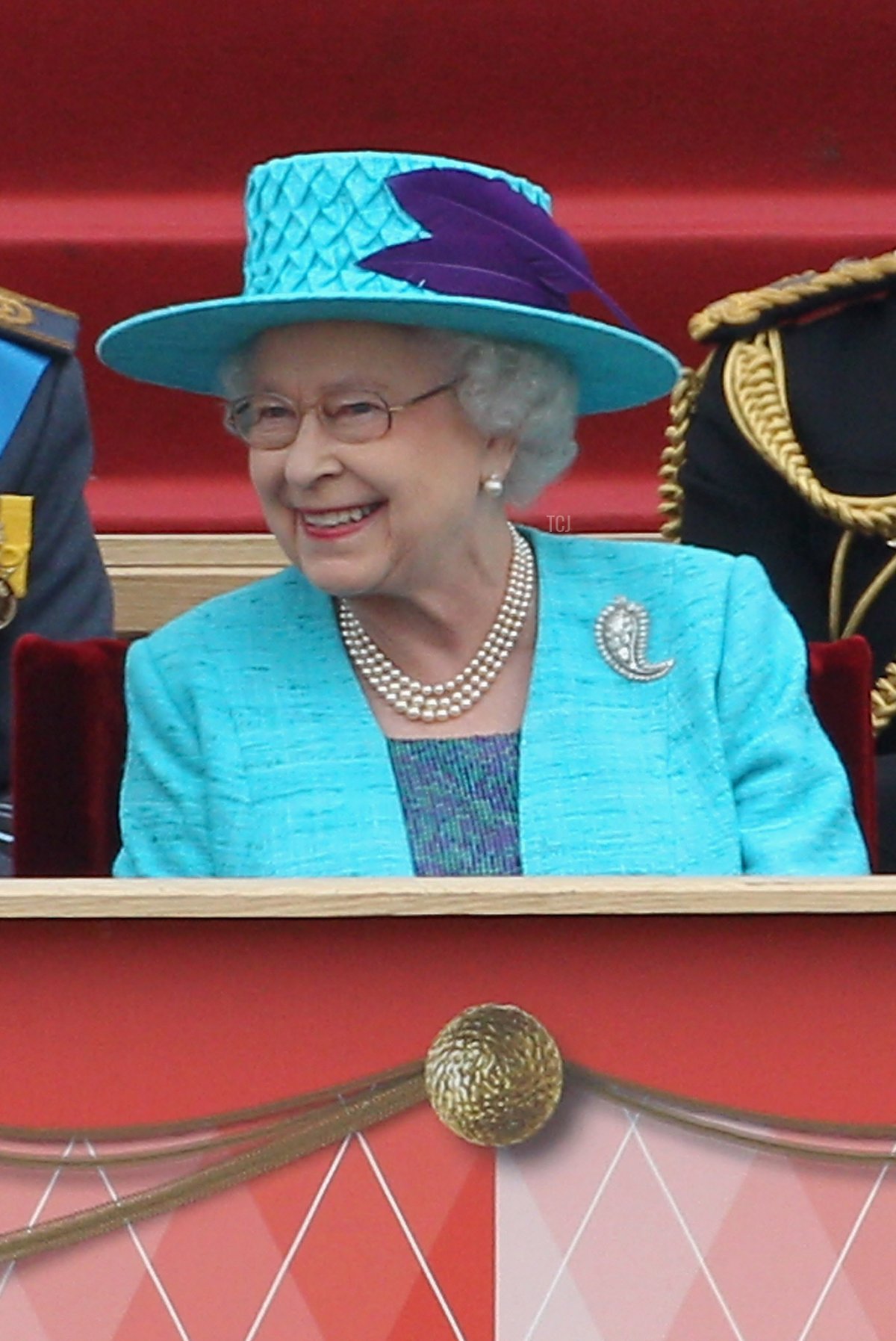 La regina Elisabetta II condivide una risata con il capo di Stato Maggiore della Difesa Generale Sir David Richards (L) mentre partecipano alla Parata e Raduno delle Forze Armate il 19 maggio 2012 a Windsor, Inghilterra