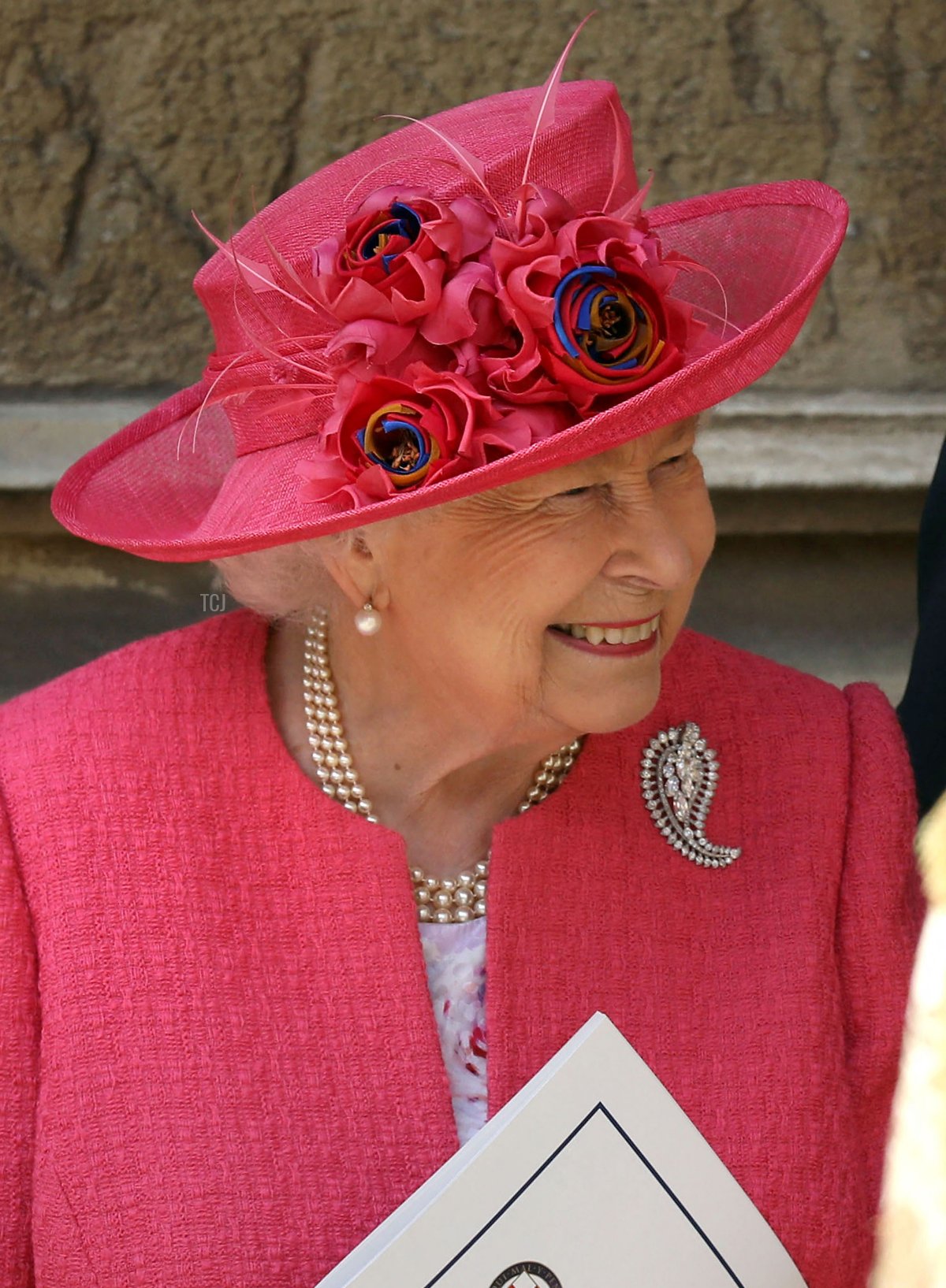 La regina Elisabetta II reagisce mentre lascia la cappella di San Giorgio nel castello di Windsor, a ovest di Londra, il 18 maggio 2019, dopo il matrimonio di Lady Gabriella Windsor e Thomas Kingston