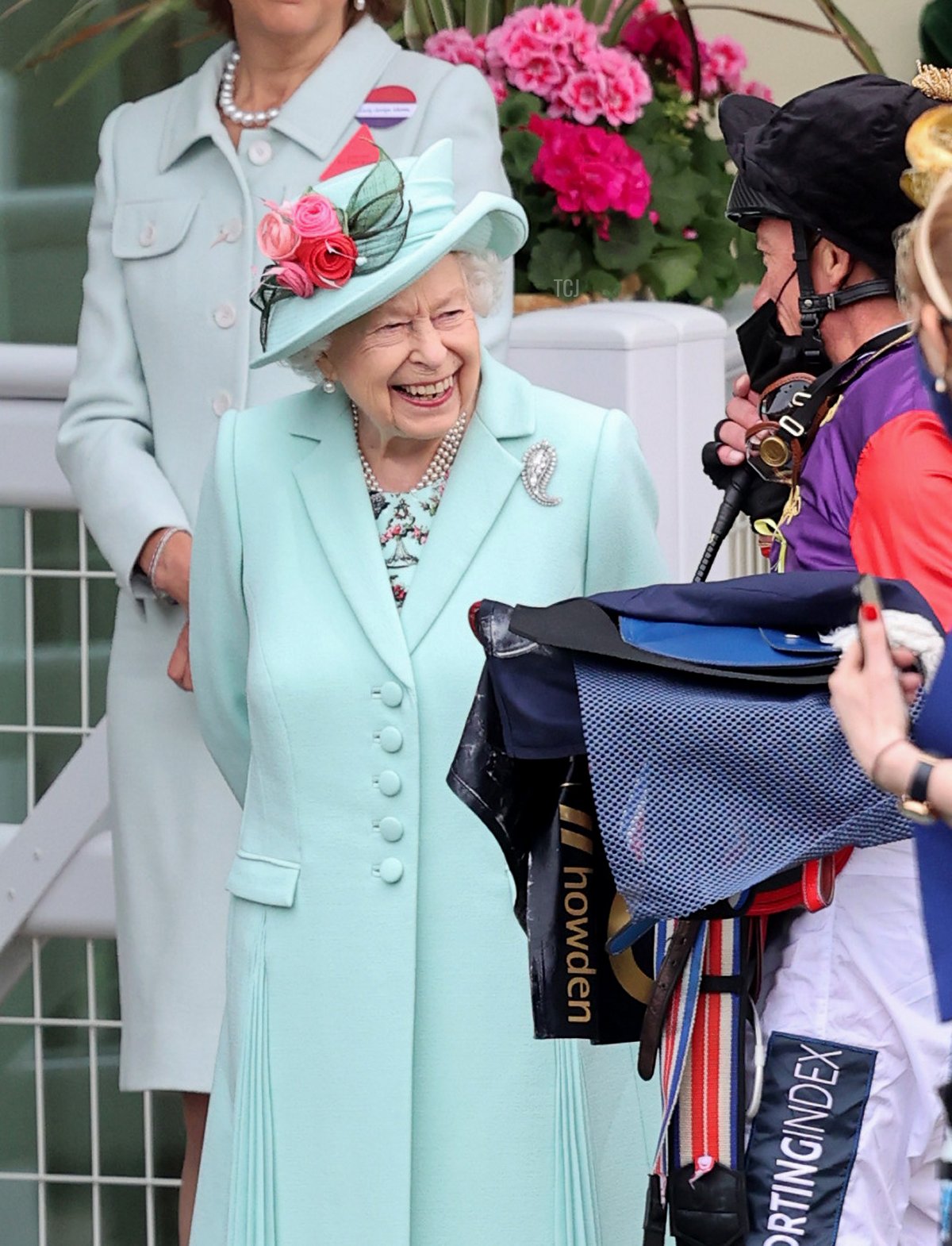 La regina Elisabetta II e Frankie Dettori (R) durante il Royal Ascot 2021 all'ippodromo di Ascot il 19 giugno 2021 a Ascot, Inghilterra