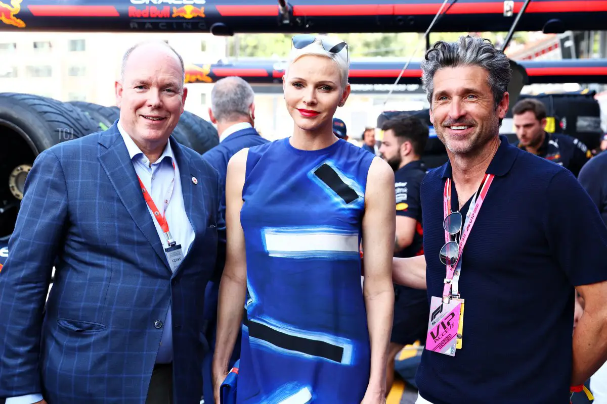 Il Principe Alberto di Monaco, la Principessa Charlene di Monaco e Patrick Dempsey posano per una foto davanti al garage della Red Bull Racing prima delle qualifiche in vista del Gran Premio di Monaco di Formula 1 al Circuito di Monaco il 28 maggio 2022 a Monte-Carlo, Monaco