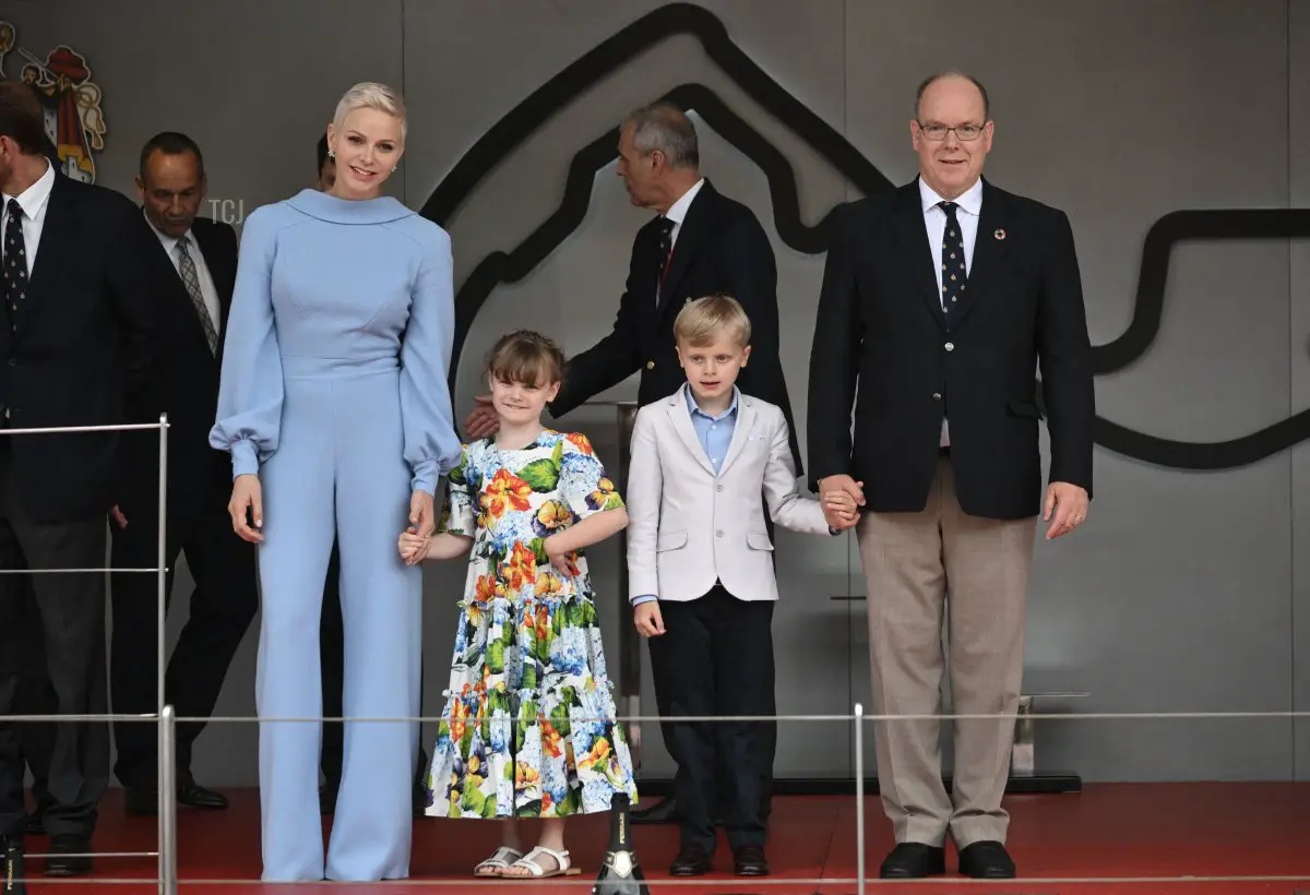 Il Principe Alberto II (a destra) e la Principessa Charlene (a sinistra) di Monaco con i loro figli Jacques e Gabriella sul podio dopo il Gran Premio di Formula 1 di Monaco presso il circuito stradale di Monaco, il 29 maggio 2022