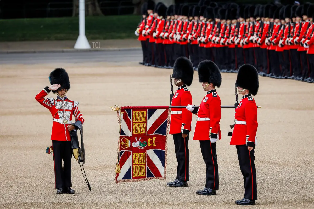 Soldati in parata con il Colore durante la Revisione del Colonnello a Horse Guards Parade il 28 maggio 2022 a Londra, Inghilterra