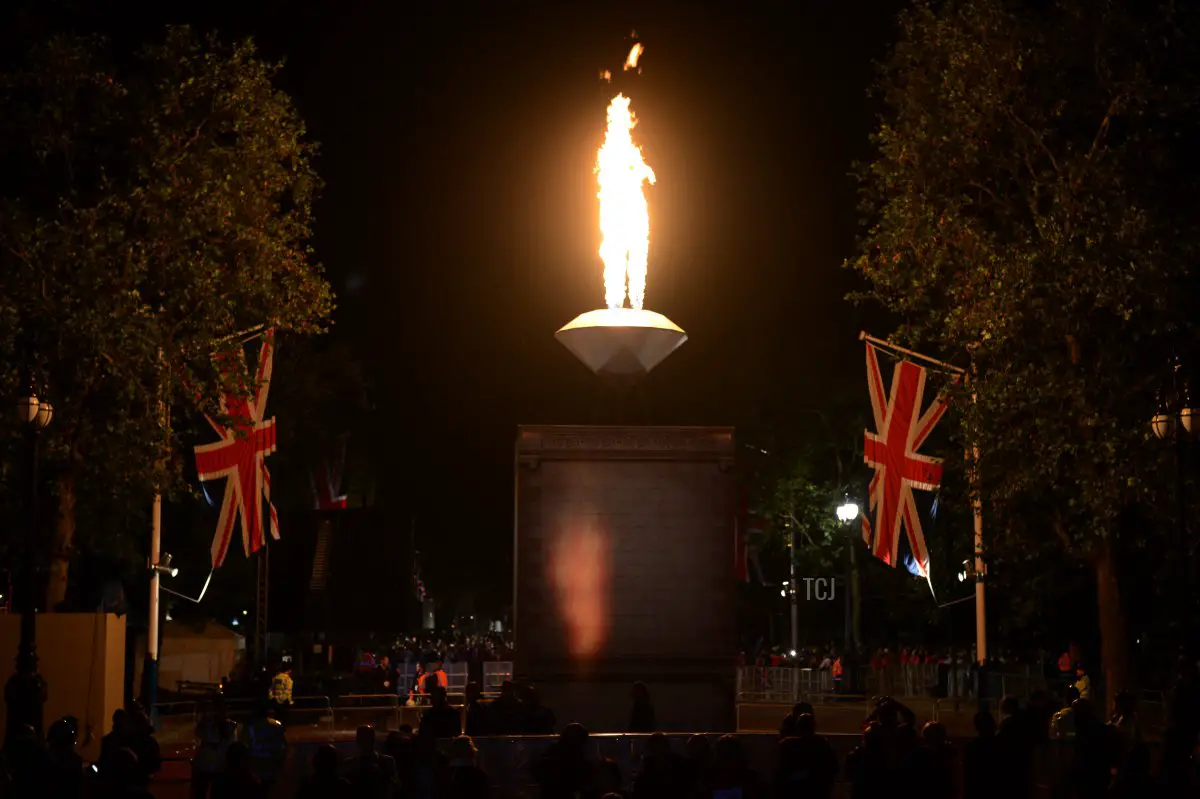 Una foto mostra il faro finale acceso dalla Regina Britannica Elisabetta II al termine del Concerto Giubileo della Regina a Buckingham Palace a Londra il 4 giugno 2012