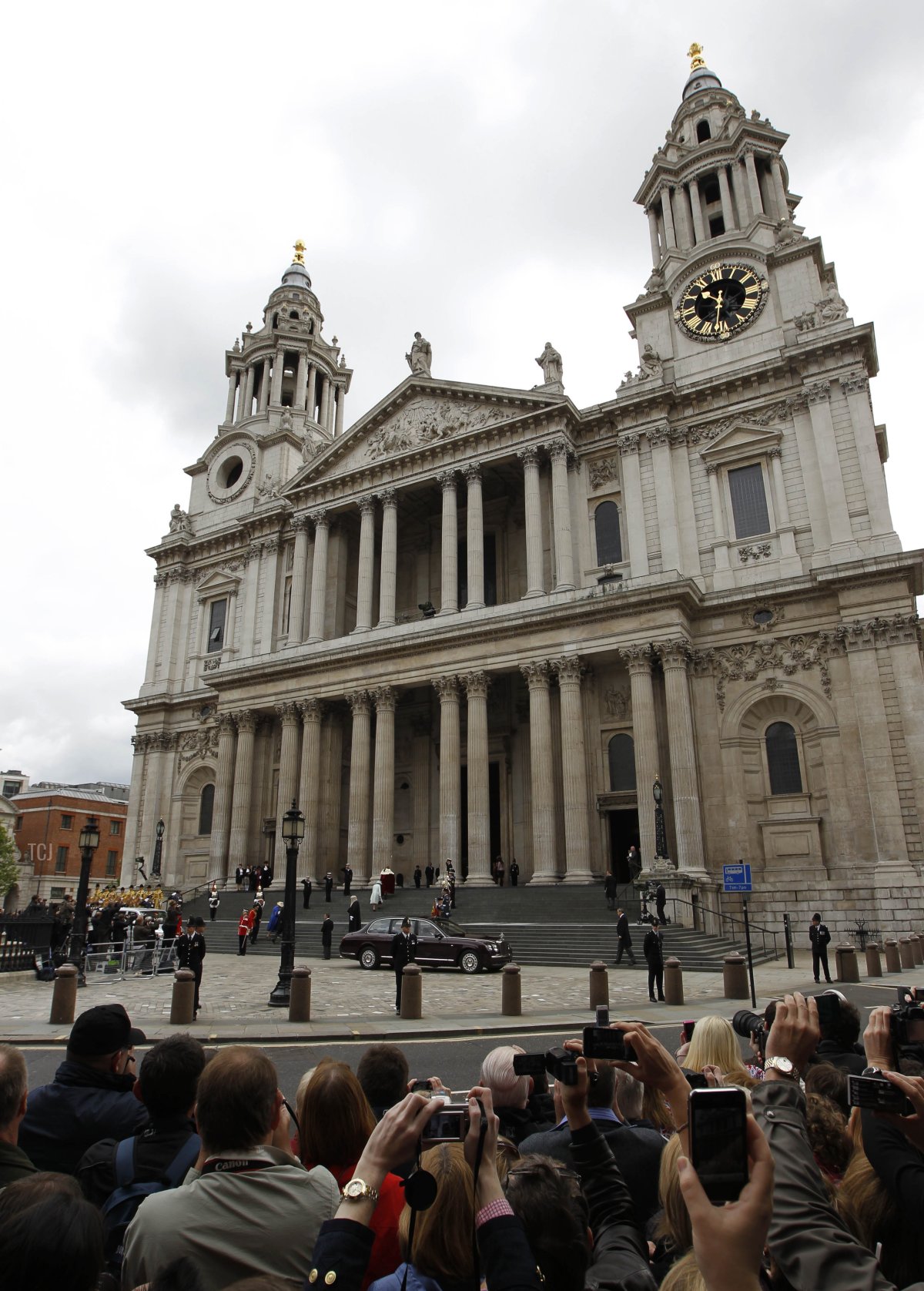 Una vista generale mentre la Regina Britannica Elisabetta II sale le scale della Cattedrale di St Paul's a Londra, il 5 giugno 2012, per un servizio religioso durante il Giubileo della Regina