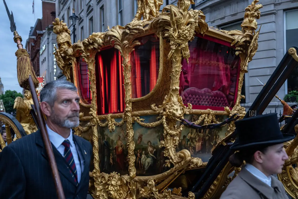 La Gold State Coach che ha trasportato la Regina Elisabetta II alla sua incoronazione, vista qui con tende illuminate digitalmente durante una prova per il corteo del Giubileo della Regina, il 31 maggio 2022 a Londra, Inghilterra