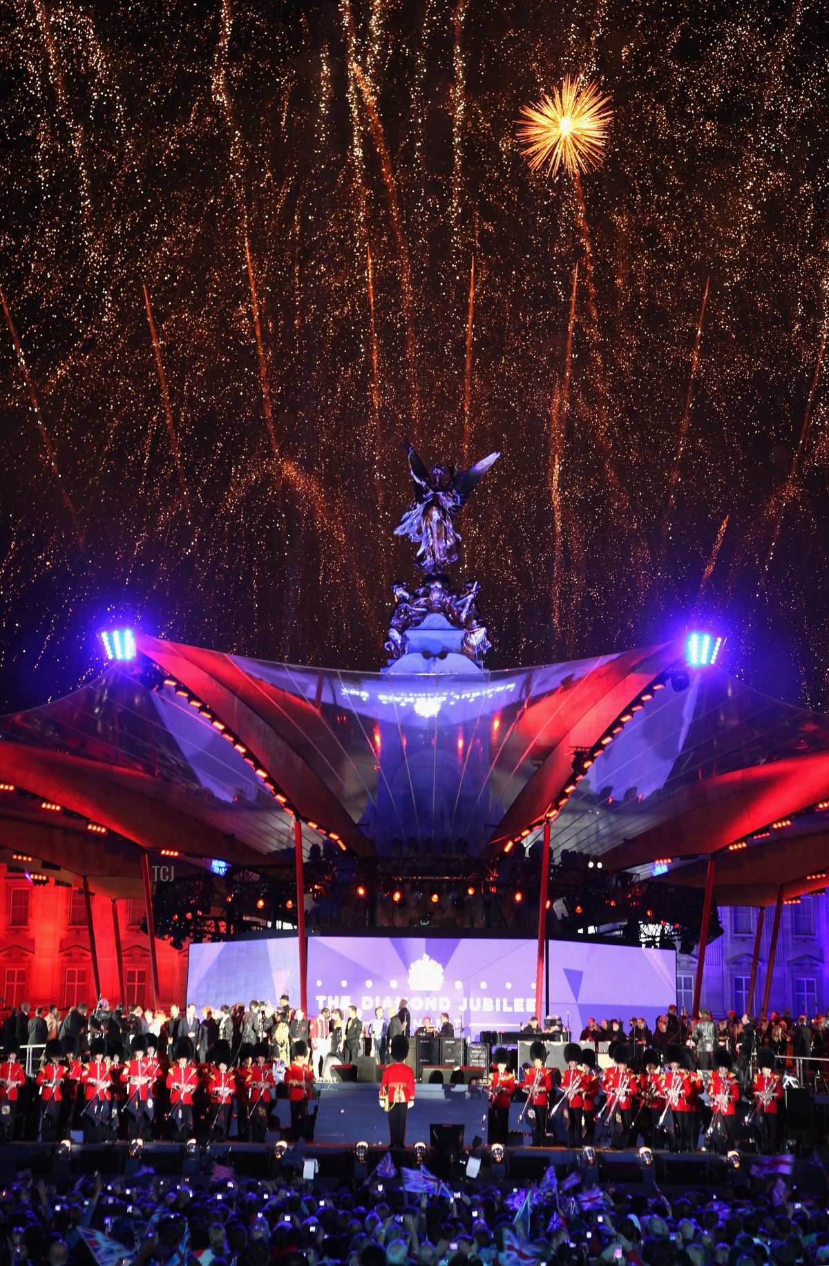 Fuochi d'artificio illuminano il cielo sopra Buckingham Palace e il memoriale della Regina Vittoria dopo il concerto del Giubileo a Buckingham Palace il 4 giugno 2012 a Londra, Inghilterra