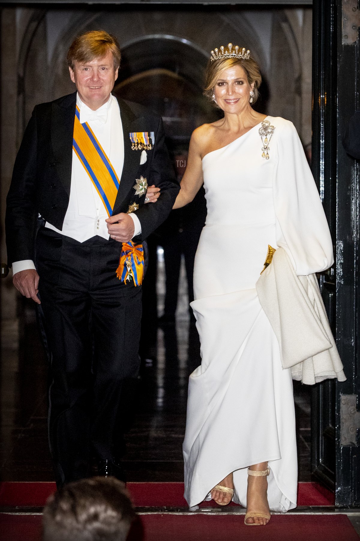 Re Willem-Alexander dei Paesi Bassi e Regina Maxima dei Paesi Bassi lasciano il Palazzo Reale dopo il gala annuale per il Corpo Diplomatico il 09 aprile 2019 ad Amsterdam, Paesi Bassi