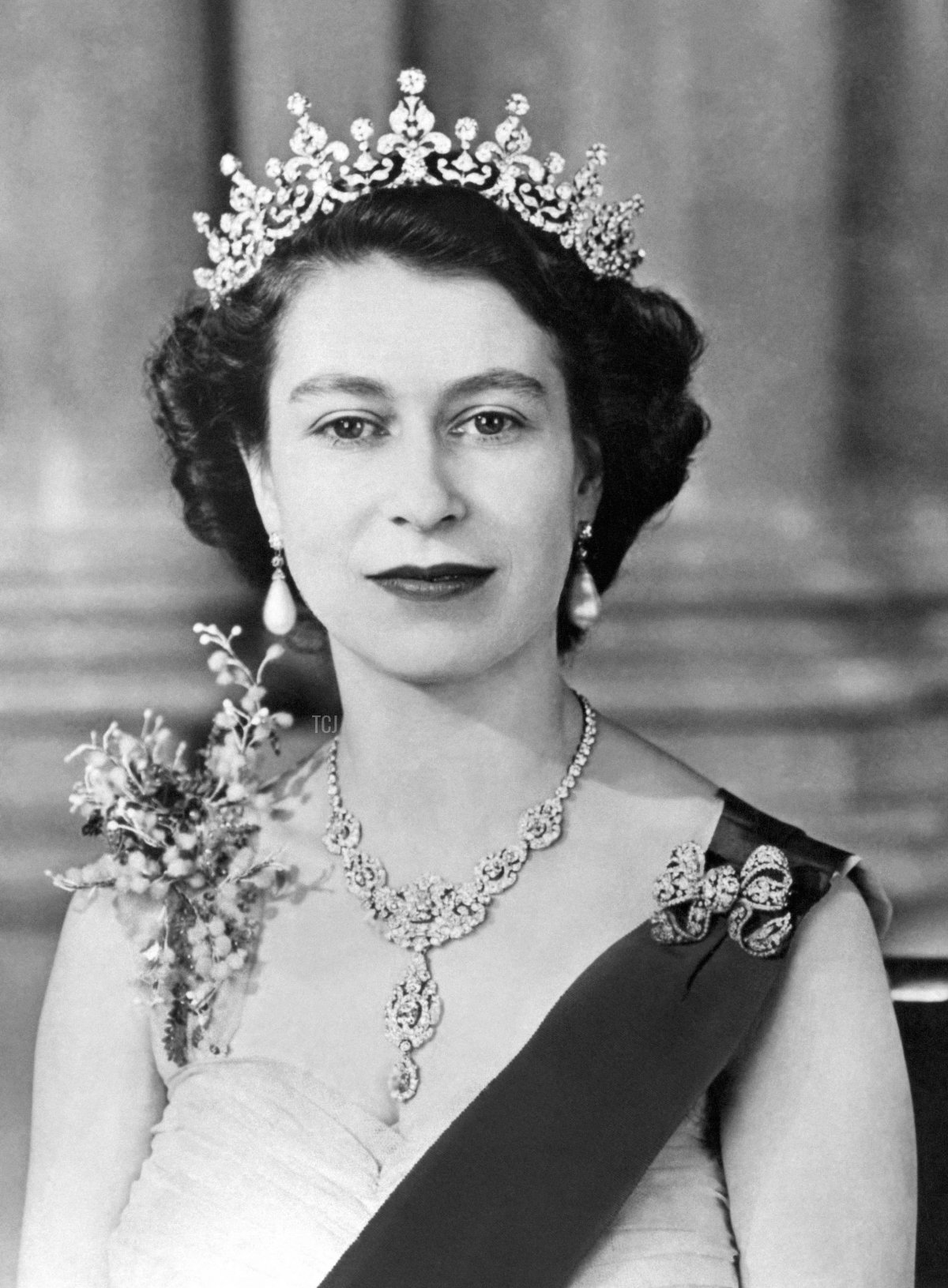 La Regina Elisabetta II e il Principe Filippo, Duca di Edimburgo posano a Buckingham Palace a Londra il 12 gennaio 1954