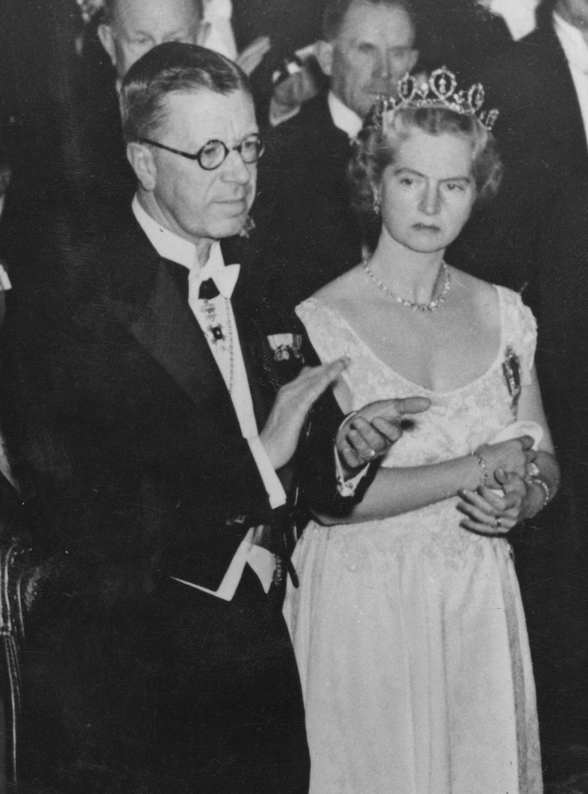 Il Principe Gustaf Adolf di Svezia, con la Principessa Sibylla, partecipa alla cerimonia del Premio Nobel a Stoccolma nel dicembre 1948 (Keystone/Hulton Archive/Getty Images)