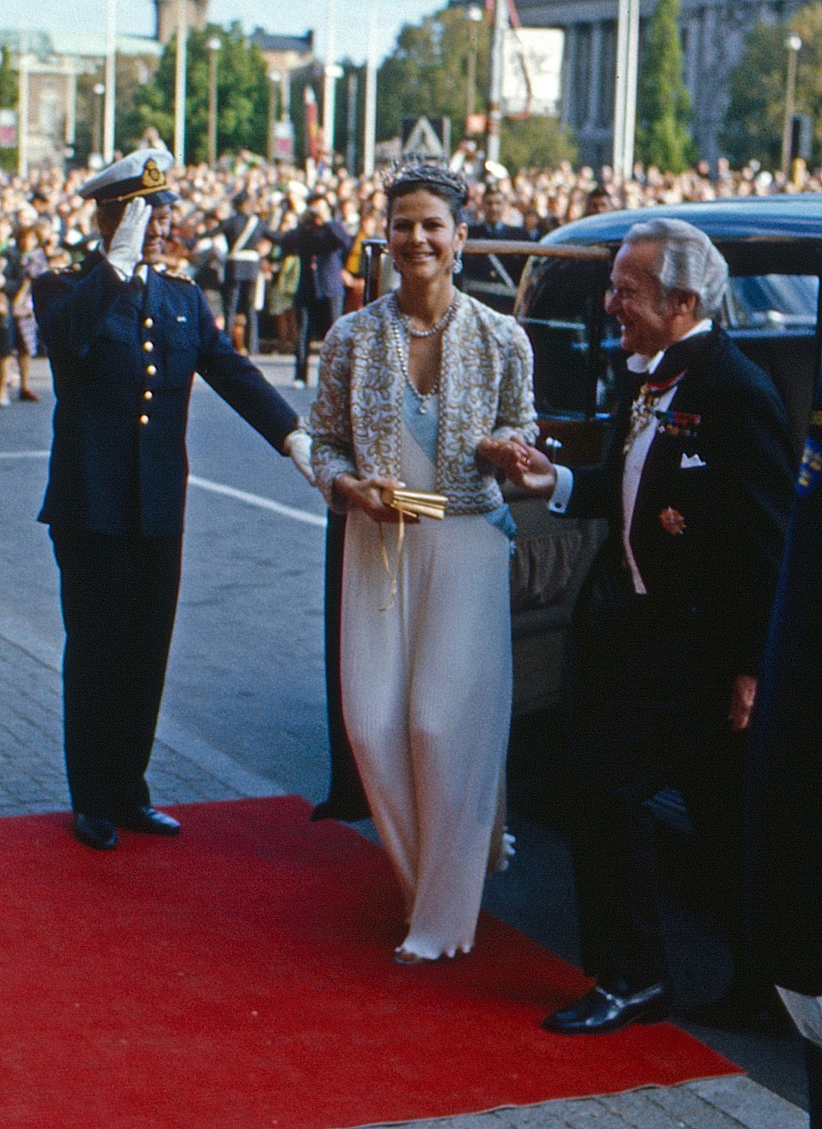 Silvia Sommerlath arriva per un concerto di gala la notte prima del suo matrimonio con il Re Carl XVI Gustaf di Svezia a Stoccolma, 18 giugno 1976 (Wolfgang Kühn/United Archives GmbH/Alamy)