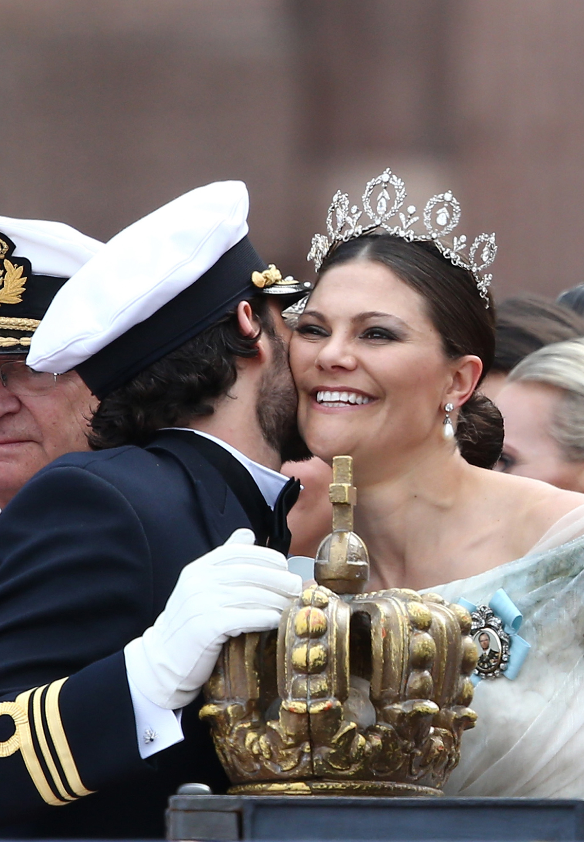 Il Principe Carl Philip di Svezia abbraccia sua sorella, la Principessa Ereditaria Victoria, dopo il suo matrimonio con Sofia Hellqvist a Stoccolma il 13 giugno 2015 (Andreas Rentz/Getty Images)