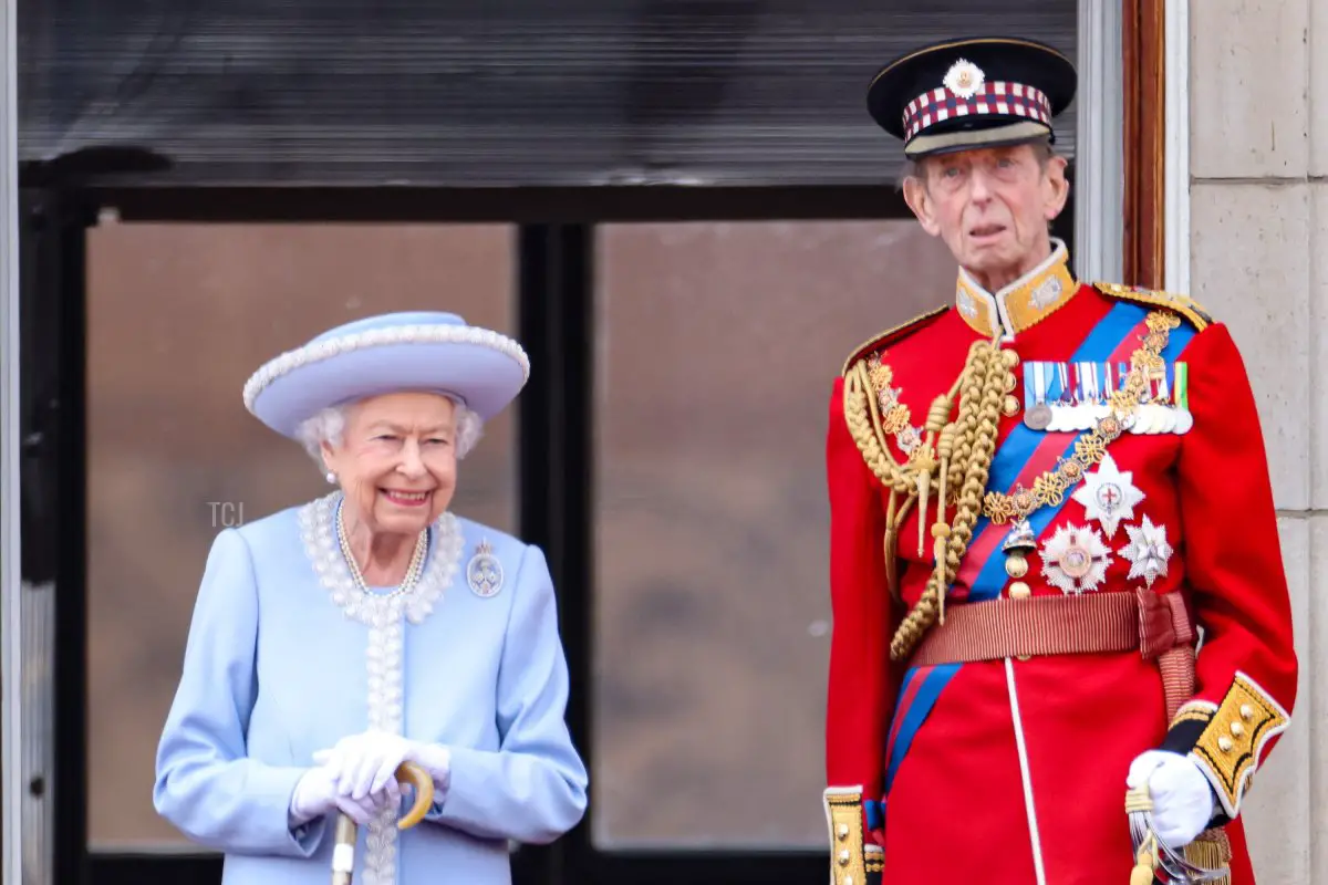 La regina Elisabetta II e il principe Edward, duca di Kent, sul balcone di Buckingham Palace durante la parata Trooping the Colour il 2 giugno 2022 a Londra, Inghilterra