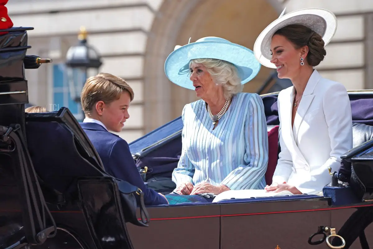 Il principe George di Cambridge (sinistra), Camilla, duchessa di Cornovaglia (centro) e Kate Middleton, duchessa di Cambridge (destra), lasciano Buckingham Palace, diretti verso la parata di compleanno della regina, il Trooping the Colour, il 2 giugno 2022 a Londra