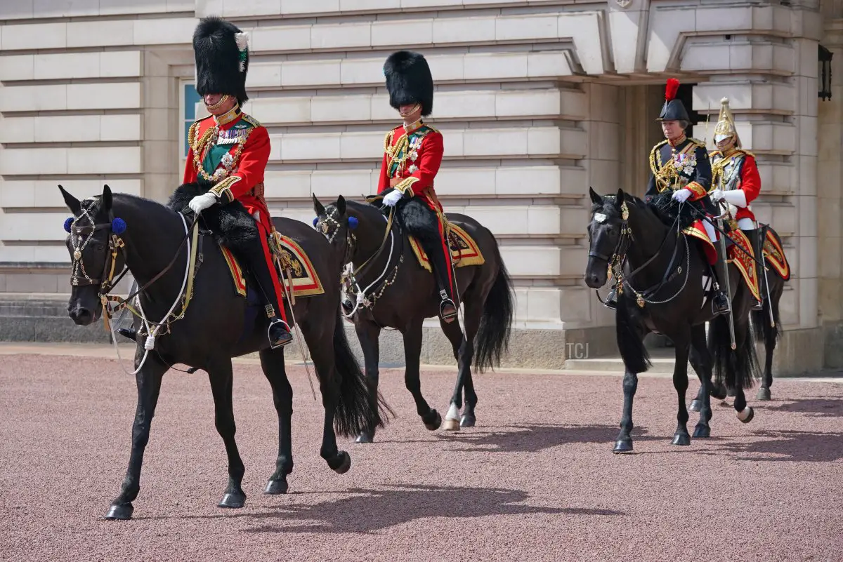 Il principe Carlo, principe di Galles (sinistra), in qualità di colonnello delle Welsh Guards, il principe William (centro), duca di Cambridge, in qualità di colonnello degli Irish Guards, e la principessa Anne (a destra), principessa reale, in qualità di colonnello dei Blues and Royals, montano a cavallo lungo The Mall durante il Trooping The Colour il 2 giugno 2022 a Londra, Inghilterra