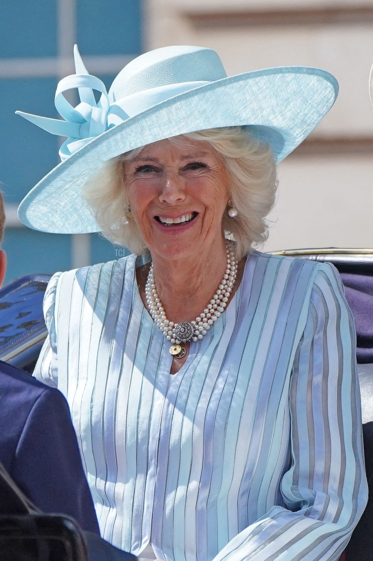 Il principe George di Cambridge (sinistra), la duchessa di Cornovaglia (centro) e la duchessa di Cambridge (destra) lasciano Buckingham Palace, in direzione della parata di compleanno della regina, il Trooping the Colour