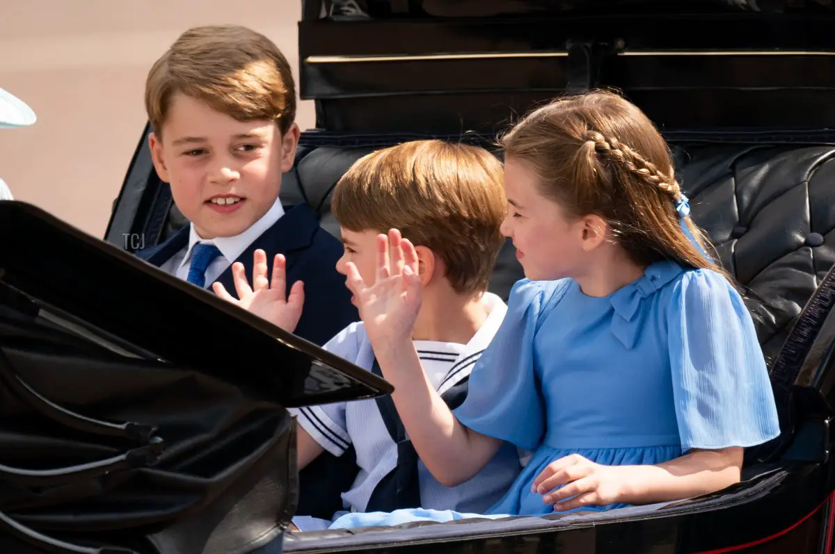 Il principe George, il principe Louis e la principessa Charlotte nel corteo di carrozza durante il Trooping the Colour