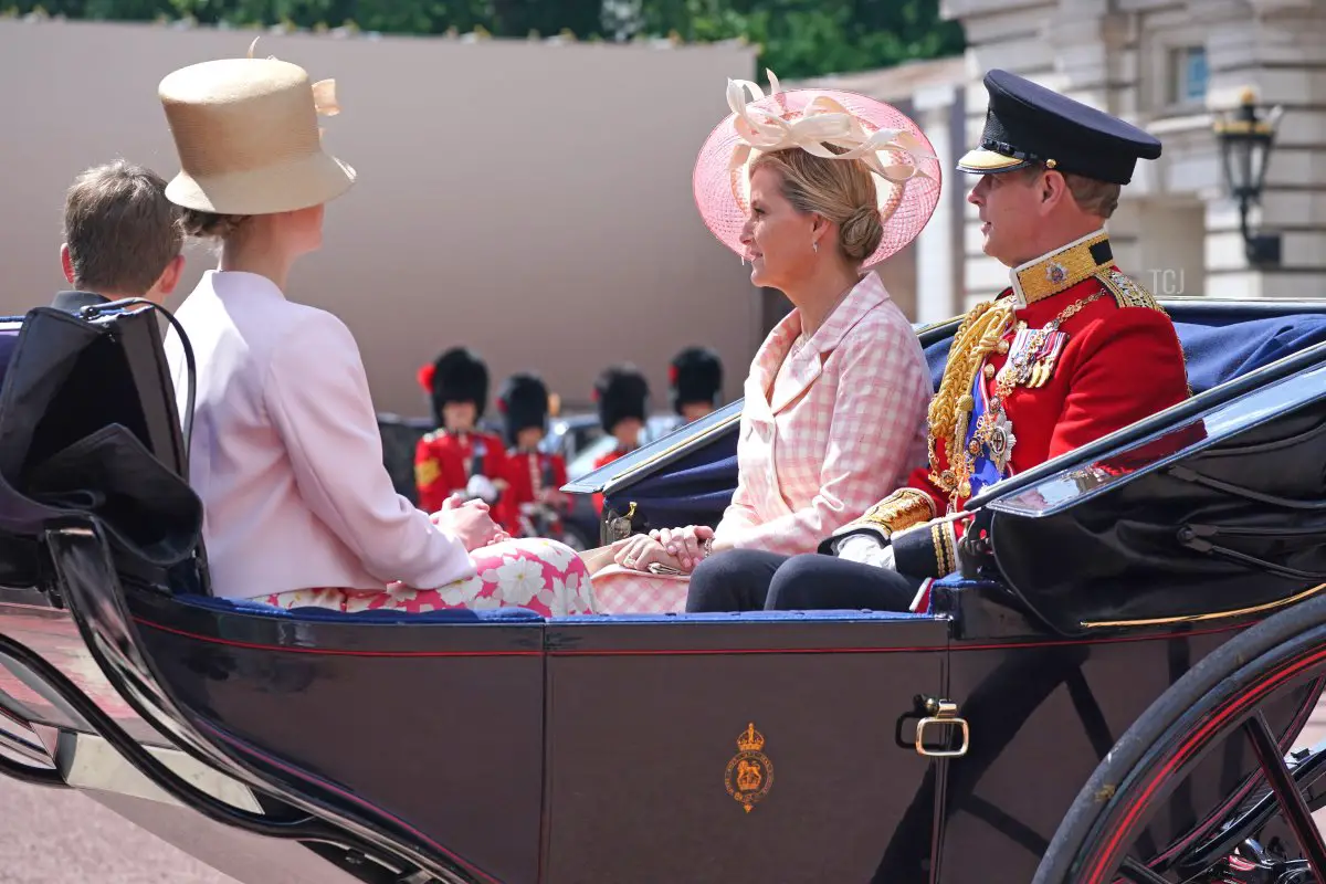 Il principe Edward, conte di Wessex, Sophie, contessa di Wessex, Lady Louise Windsor e James, visconte Severn, viaggiano in una carrozza trainata da cavalli durante il Trooping The Colour