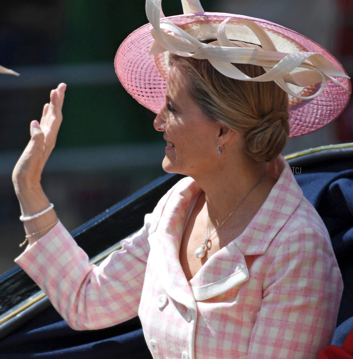 Sophie, contessa di Wessex, saluta durante la parata Trooping the Colour