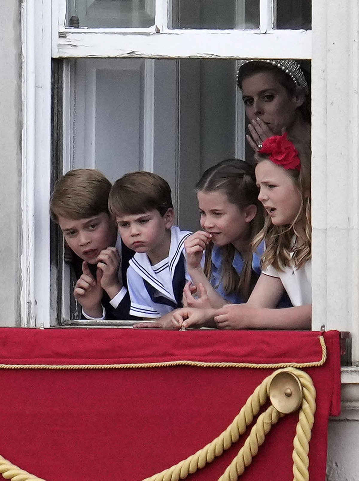 La principessa Beatrice di York e i bambini reali osservano la parata di compleanno della regina