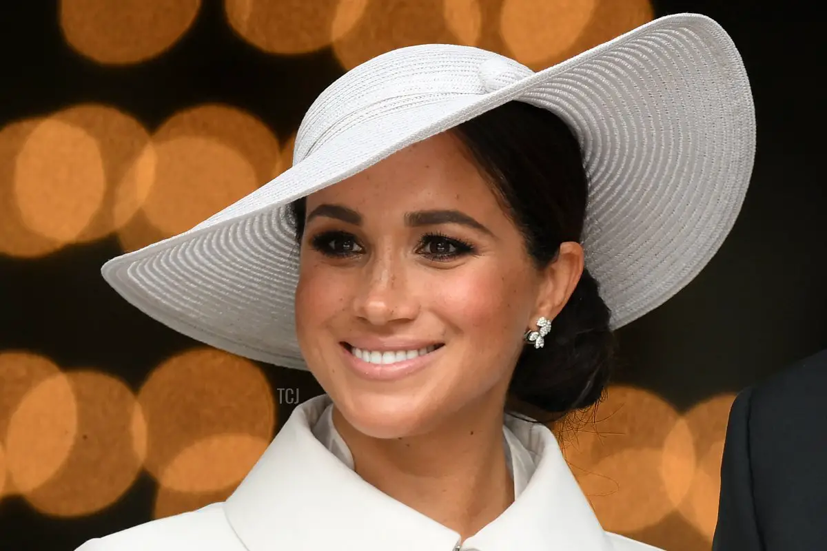 Meghan, Duchessa di Sussex, sorride mentre esce dopo aver partecipato al Servizio Nazionale di Ringraziamento per il regno della Regina presso la Cattedrale di San Paolo a Londra il 3 giugno 2022 come parte delle celebrazioni del giubileo di platino della Regina Elisabetta II